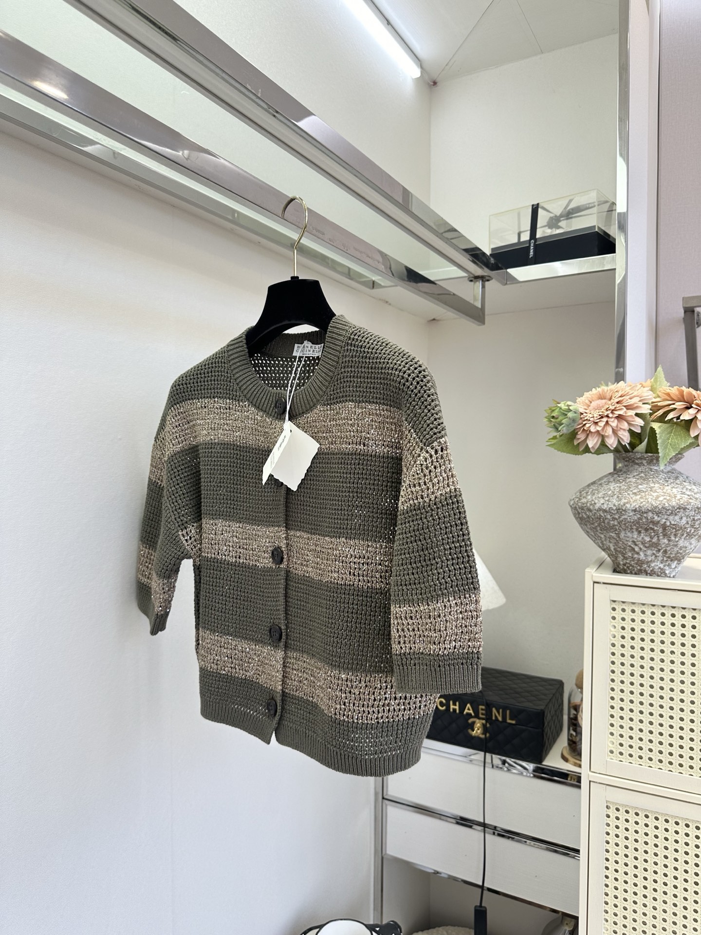 26S 低调的奢华藏在细节里✨细腻网格针织勾勒出通透肌理，渐变银闪在光下流转，圆领开襟设计经典耐看，五分