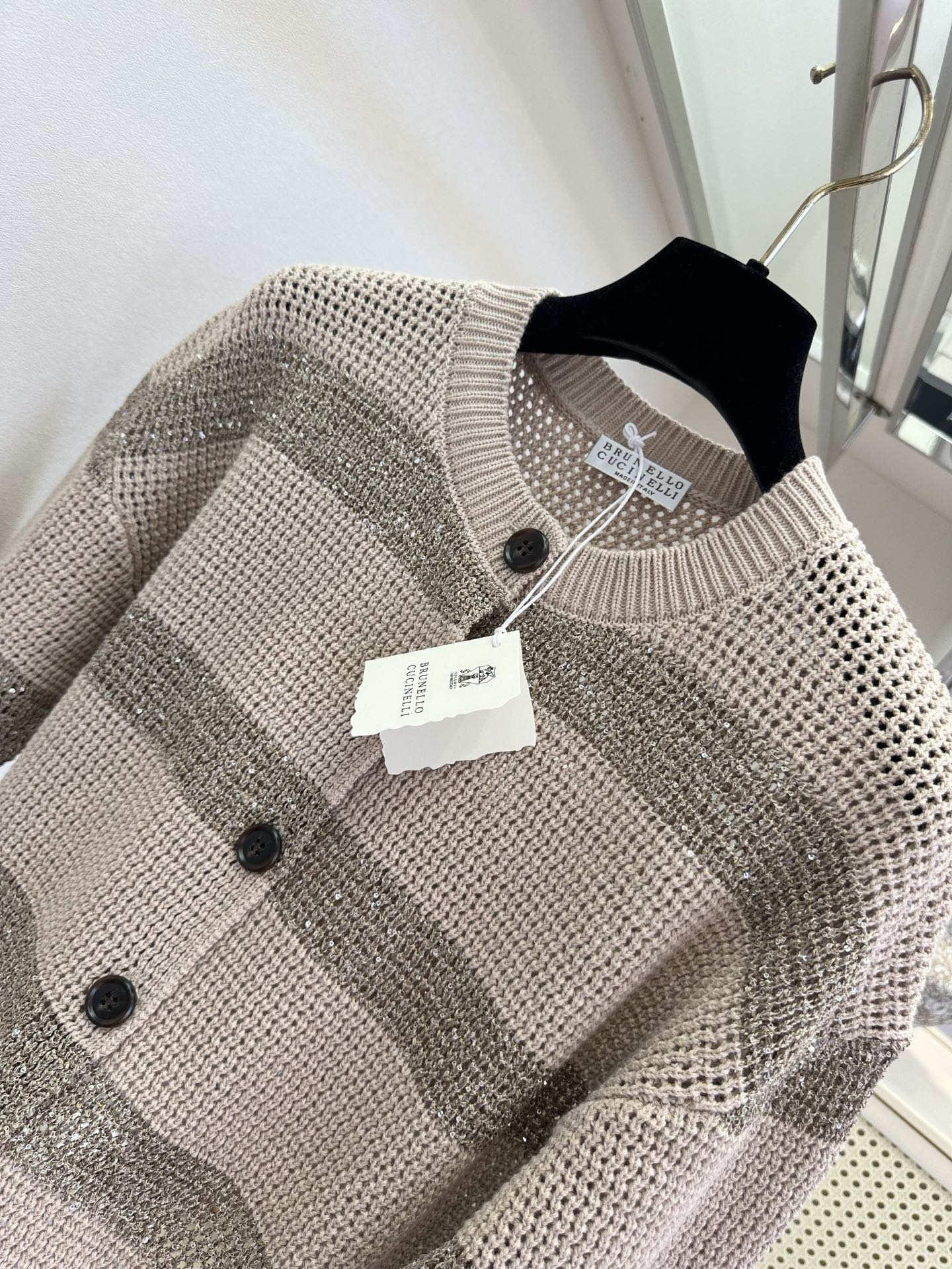 26S 低调的奢华藏在细节里✨细腻网格针织勾勒出通透肌理，渐变银闪在光下流转，圆领开襟设计经典耐看，五分