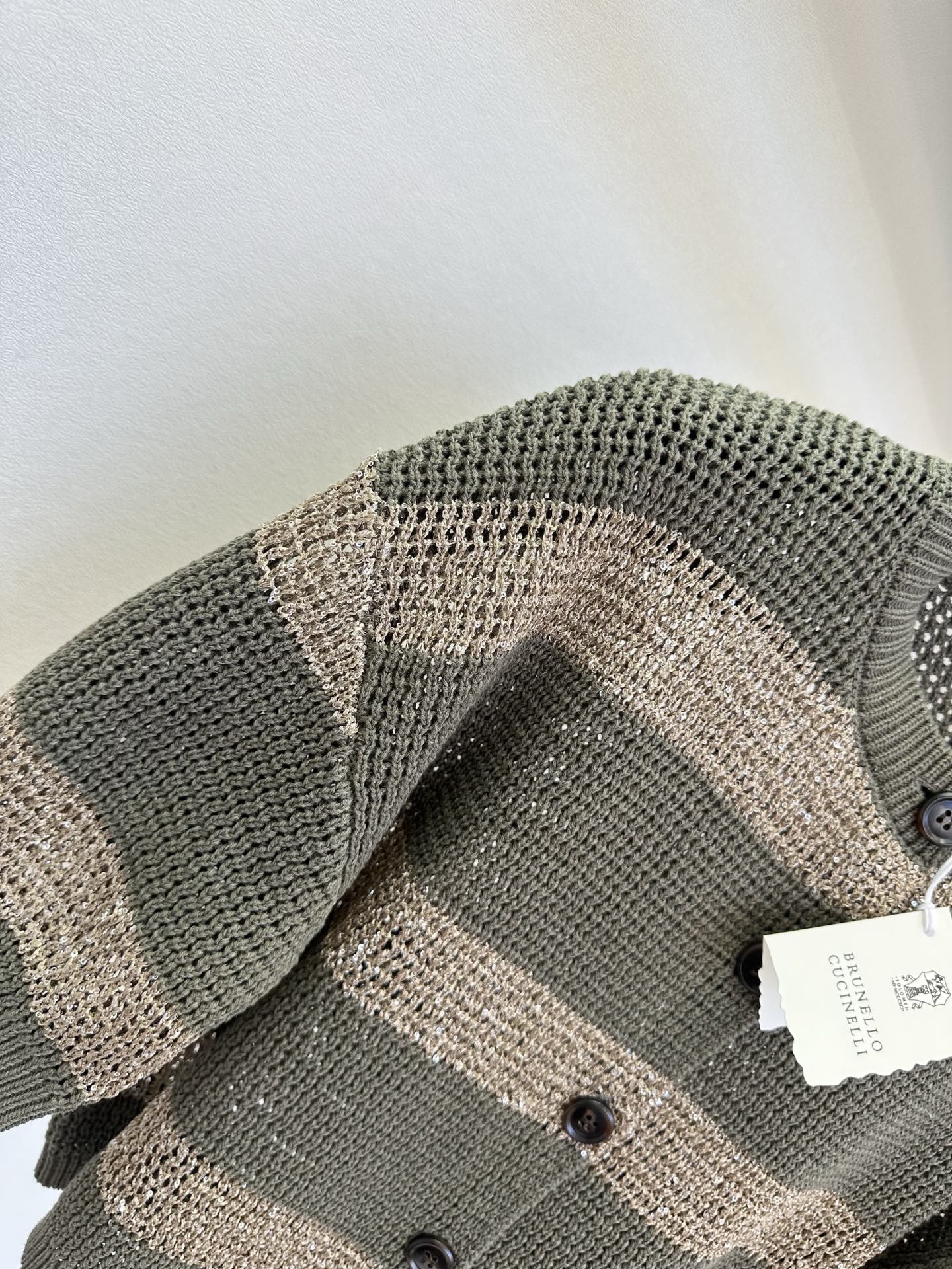 26S 低调的奢华藏在细节里✨细腻网格针织勾勒出通透肌理，渐变银闪在光下流转，圆领开襟设计经典耐看，五分