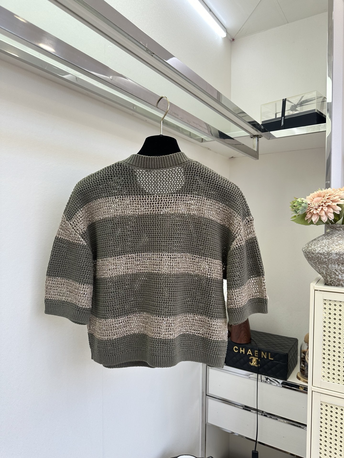 26S 低调的奢华藏在细节里✨细腻网格针织勾勒出通透肌理，渐变银闪在光下流转，圆领开襟设计经典耐看，五分