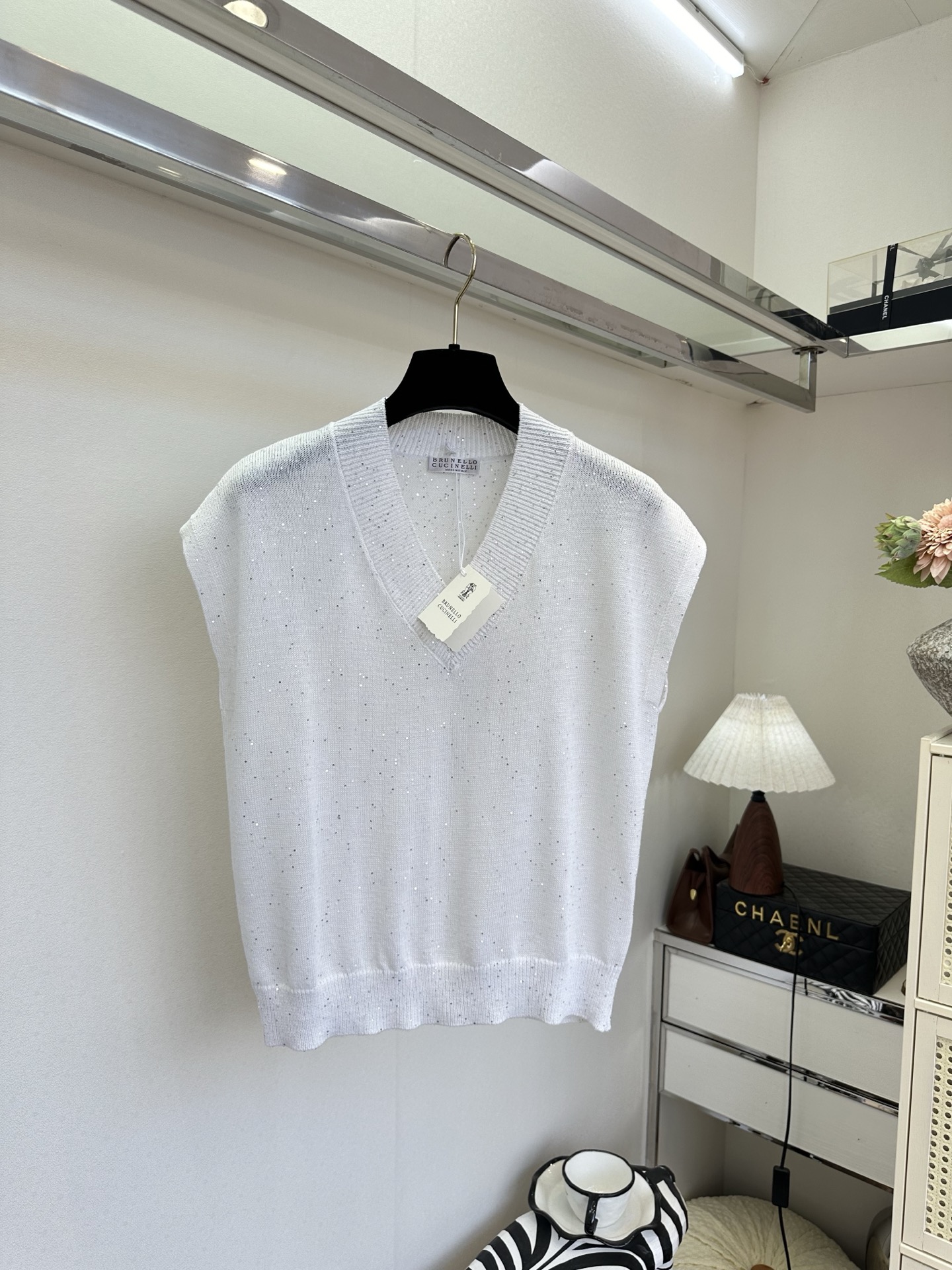 26S 雾感灰棕调自带慵懒滤镜，细碎银闪在针织肌理里轻轻发光。深V领利落修饰肩颈线条，无袖版型轻盈又显瘦