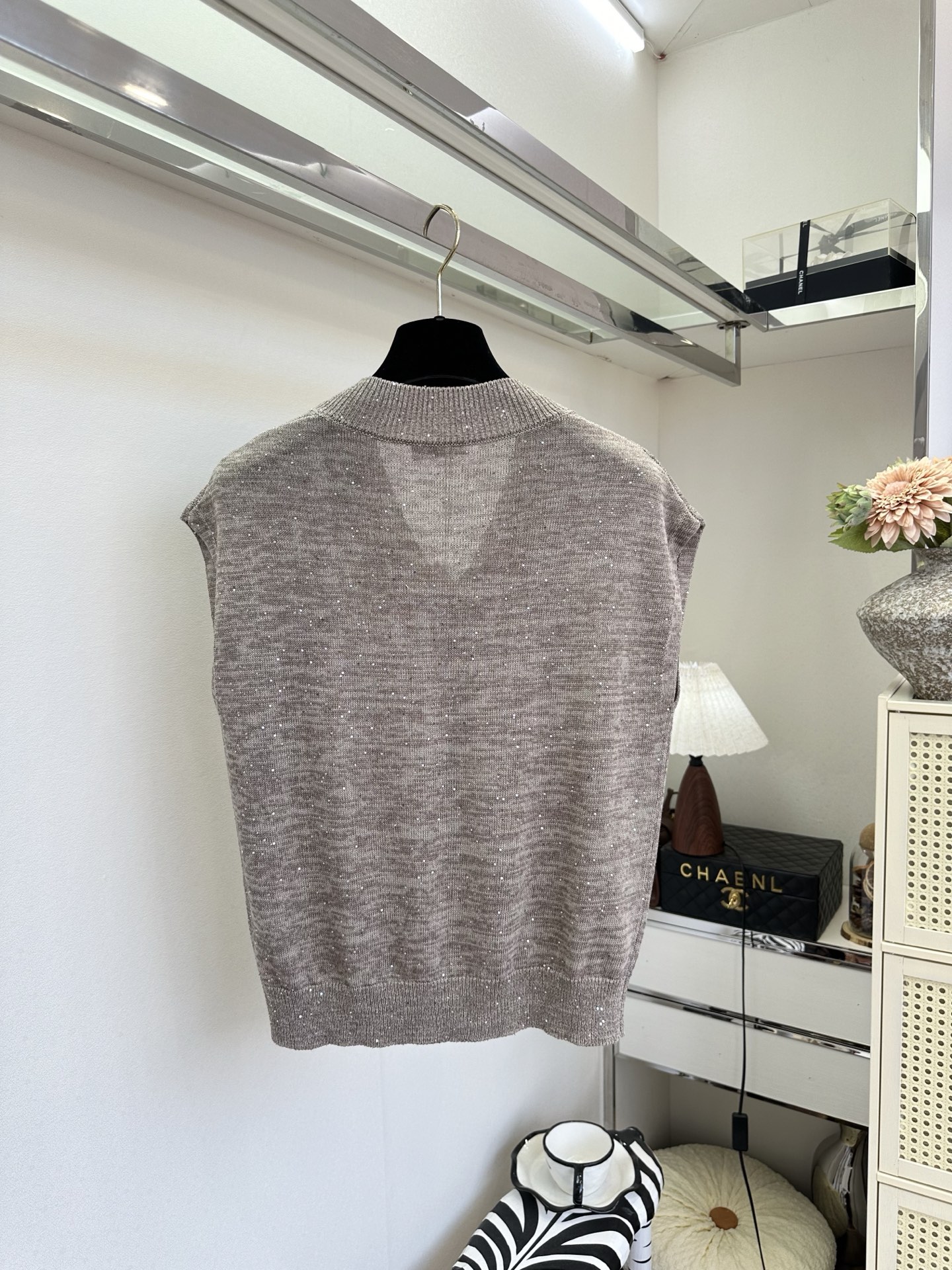 26S 雾感灰棕调自带慵懒滤镜，细碎银闪在针织肌理里轻轻发光。深V领利落修饰肩颈线条，无袖版型轻盈又显瘦