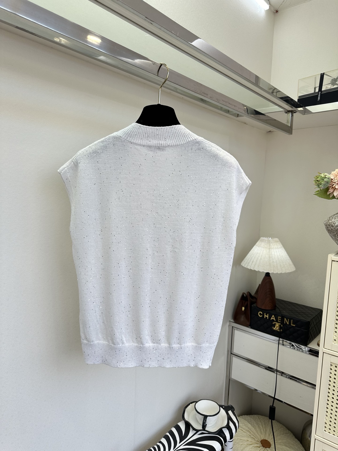 26S 雾感灰棕调自带慵懒滤镜，细碎银闪在针织肌理里轻轻发光。深V领利落修饰肩颈线条，无袖版型轻盈又显瘦