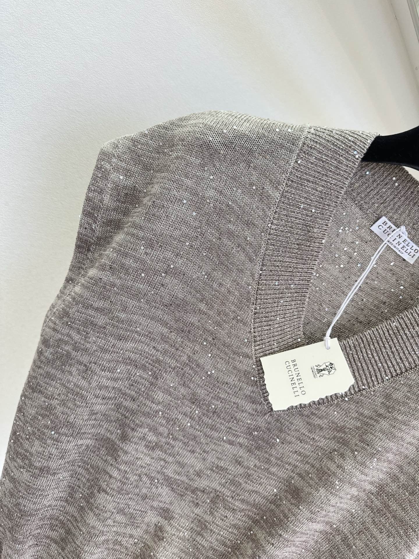 26S 雾感灰棕调自带慵懒滤镜，细碎银闪在针织肌理里轻轻发光。深V领利落修饰肩颈线条，无袖版型轻盈又显瘦