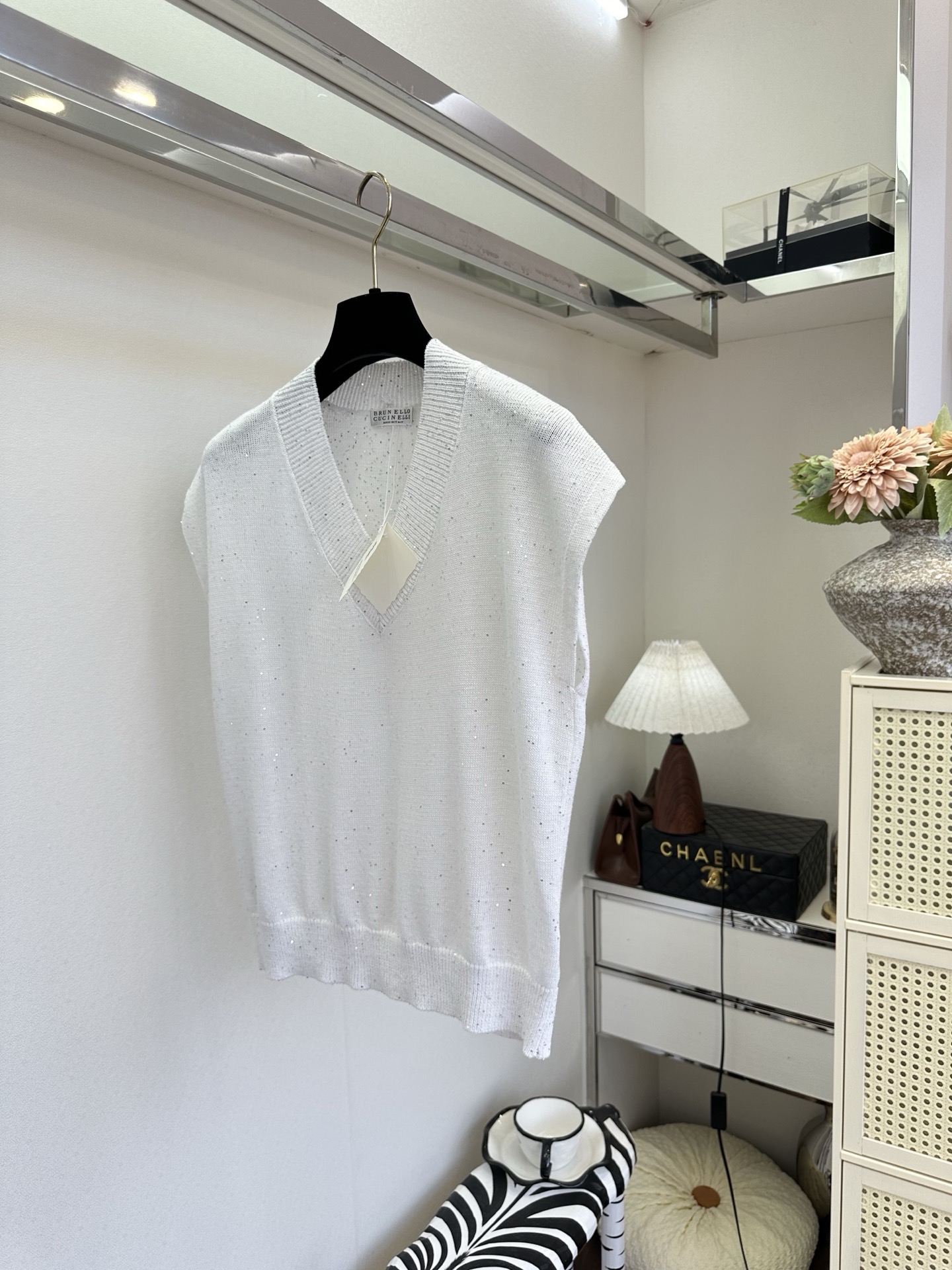 26S 雾感灰棕调自带慵懒滤镜，细碎银闪在针织肌理里轻轻发光。深V领利落修饰肩颈线条，无袖版型轻盈又显瘦