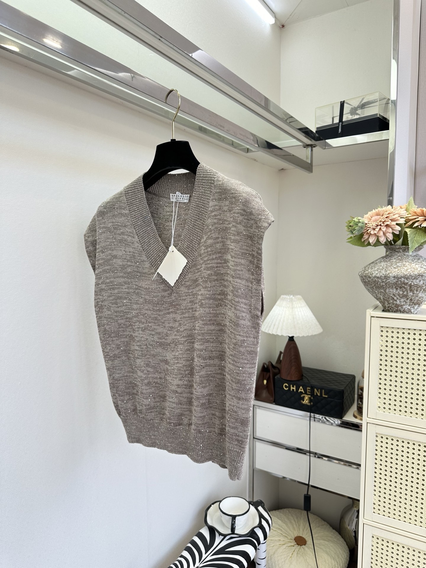 26S 雾感灰棕调自带慵懒滤镜，细碎银闪在针织肌理里轻轻发光。深V领利落修饰肩颈线条，无袖版型轻盈又显瘦