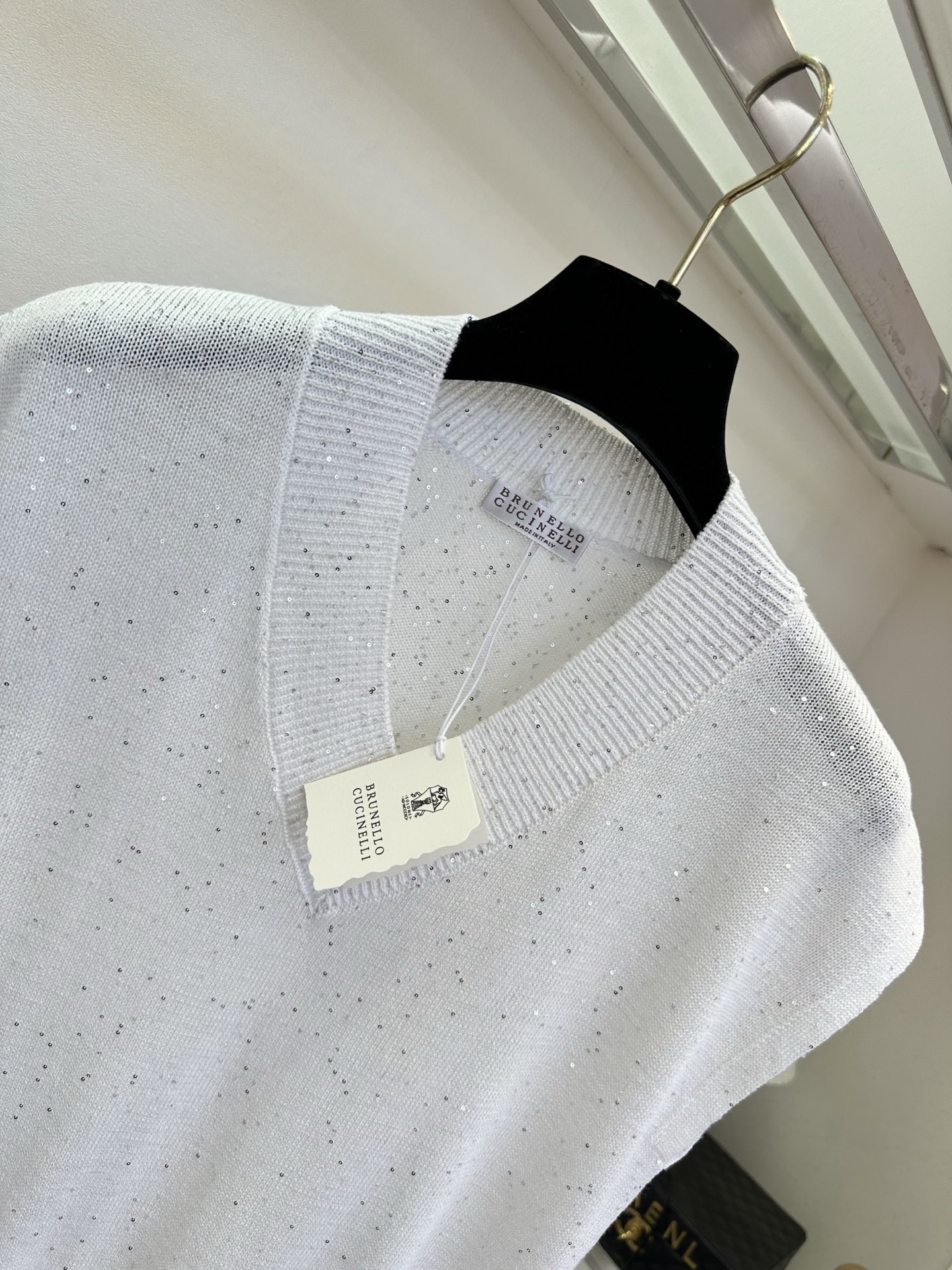 26S 雾感灰棕调自带慵懒滤镜，细碎银闪在针织肌理里轻轻发光。深V领利落修饰肩颈线条，无袖版型轻盈又显瘦