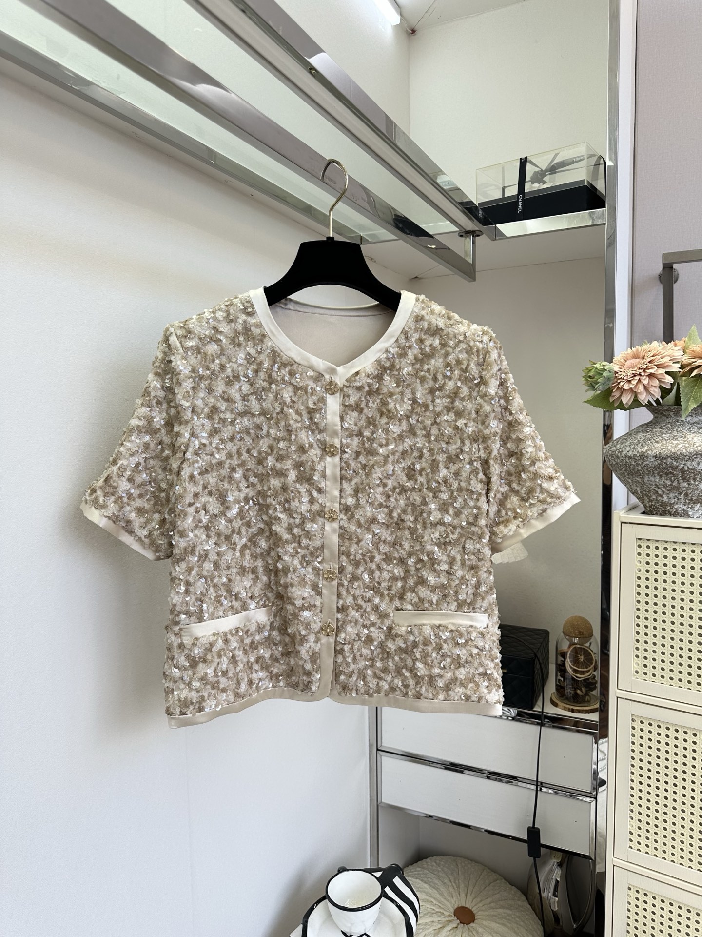 「美丽从来不需要被定义」但 「 需要升华和舒适。」 一身细碎星光，不张扬，却足够耀眼 SIZE： S M