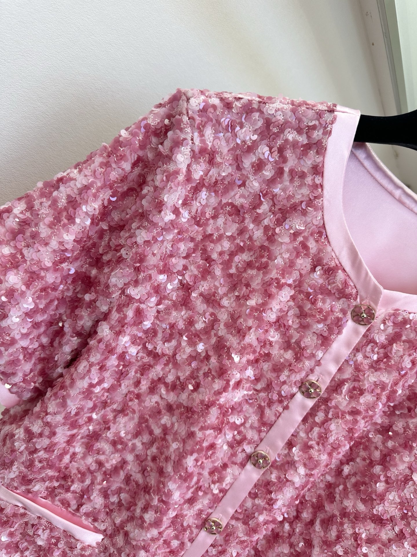 「美丽从来不需要被定义」但 「 需要升华和舒适。」 一身细碎星光，不张扬，却足够耀眼 SIZE： S M