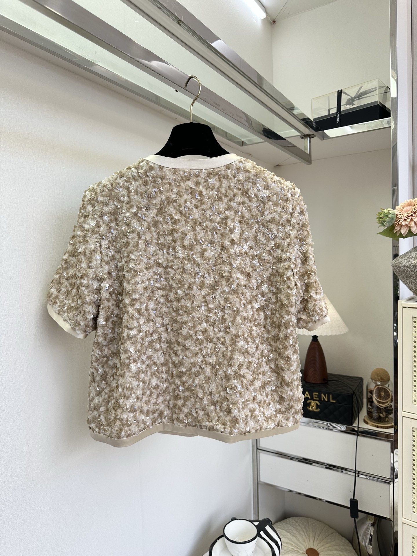 「美丽从来不需要被定义」但 「 需要升华和舒适。」 一身细碎星光，不张扬，却足够耀眼 SIZE： S M