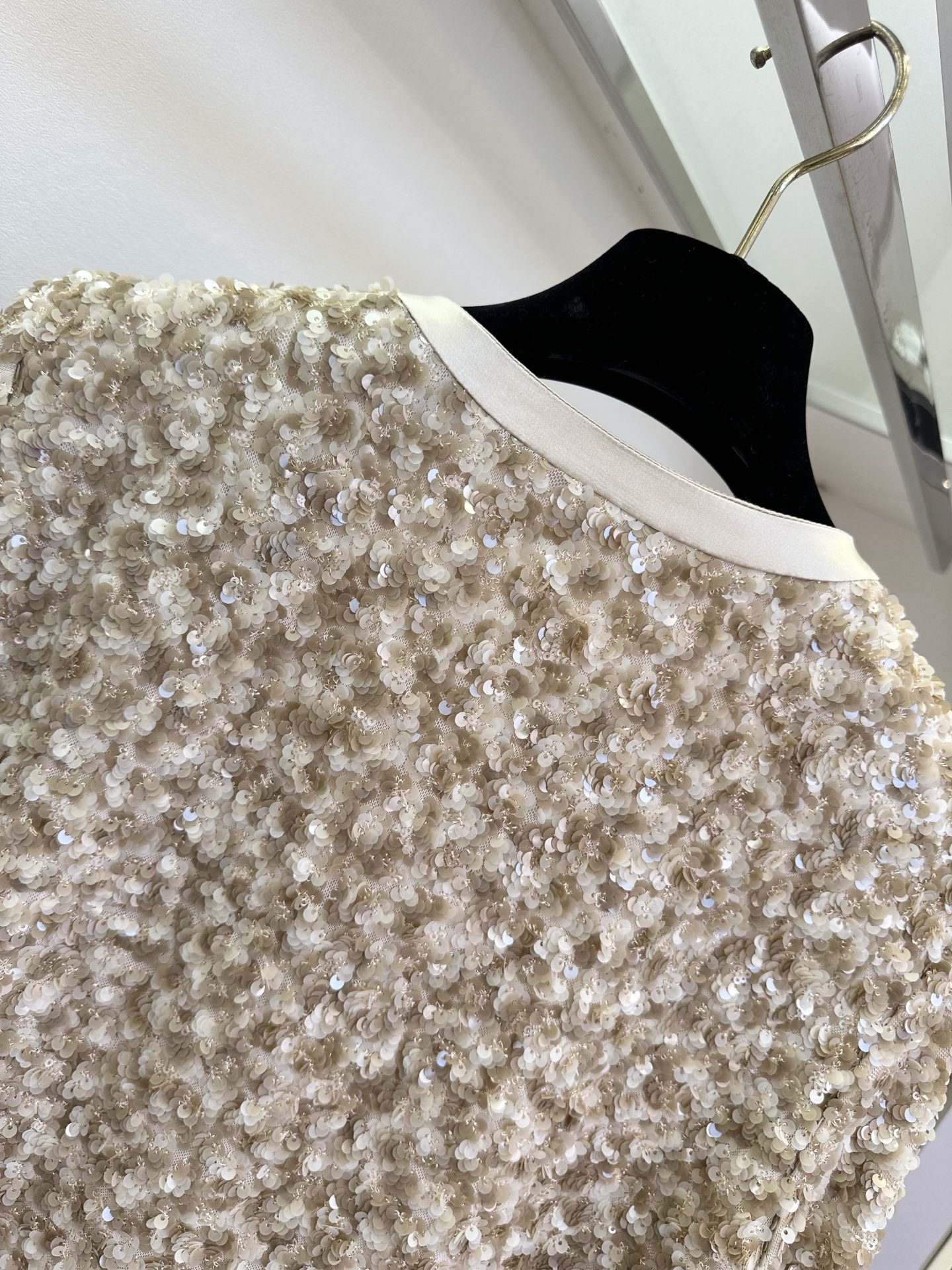 「美丽从来不需要被定义」但 「 需要升华和舒适。」 一身细碎星光，不张扬，却足够耀眼 SIZE： S M