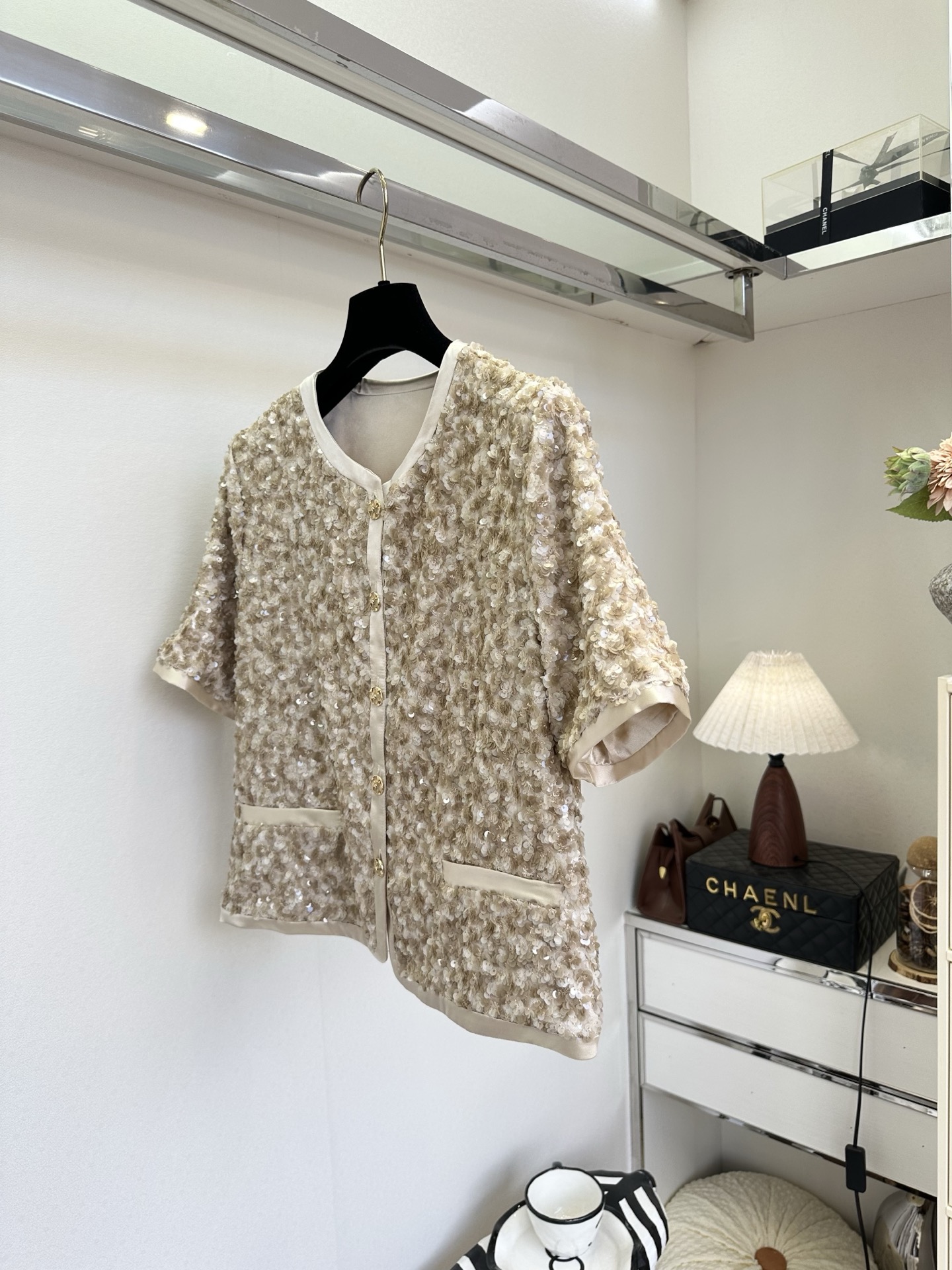 「美丽从来不需要被定义」但 「 需要升华和舒适。」 一身细碎星光，不张扬，却足够耀眼 SIZE： S M