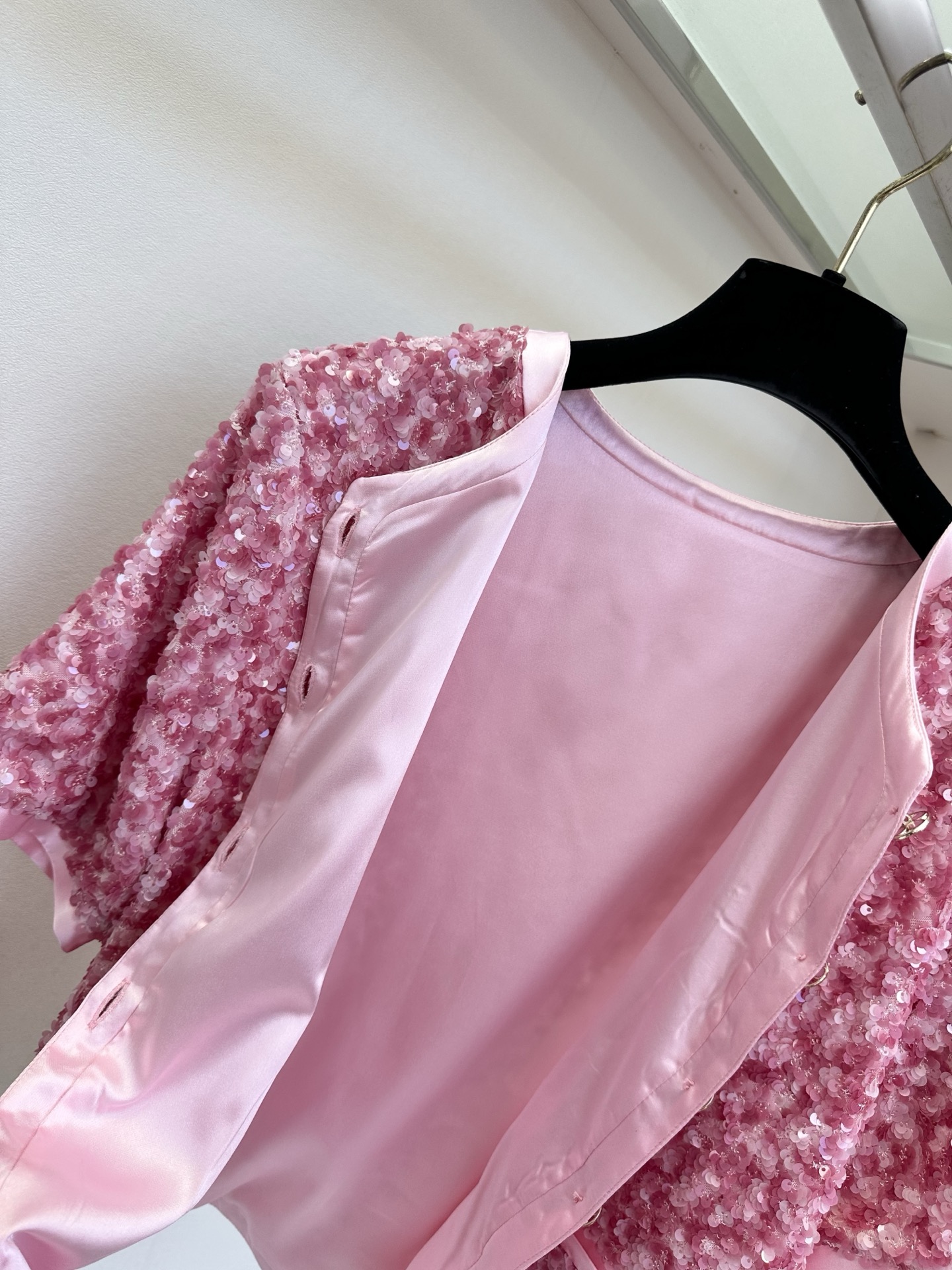 「美丽从来不需要被定义」但 「 需要升华和舒适。」 一身细碎星光，不张扬，却足够耀眼 SIZE： S M