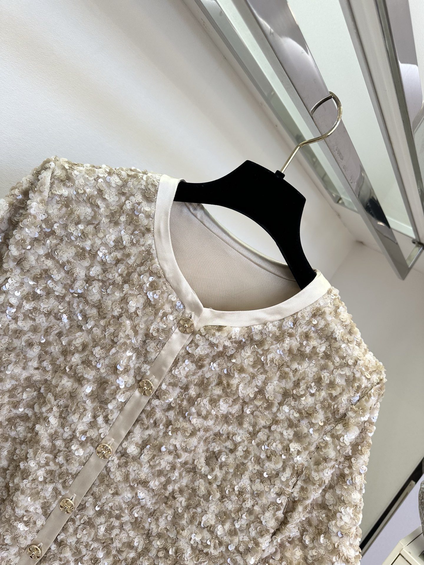 「美丽从来不需要被定义」但 「 需要升华和舒适。」 一身细碎星光，不张扬，却足够耀眼 SIZE： S M