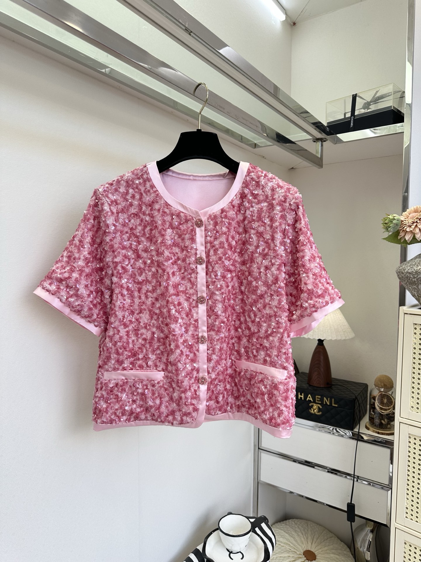 「美丽从来不需要被定义」但 「 需要升华和舒适。」 一身细碎星光，不张扬，却足够耀眼 SIZE： S M