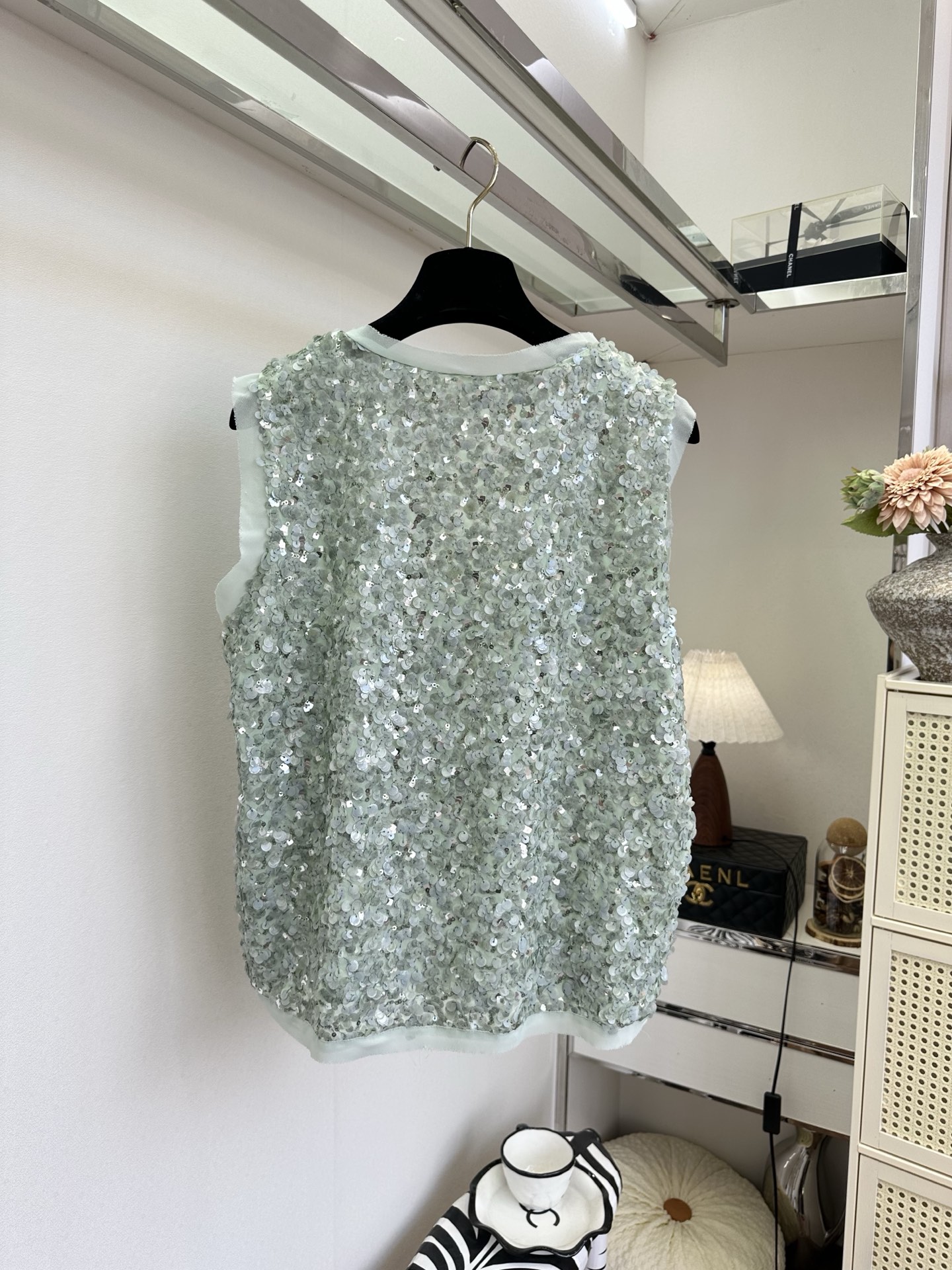 「行走的漂亮是一见钟情」而 「 永恒的喜欢才是考验品质的本身。」 把星光穿在身上，优雅从不喧哗。 SIZ