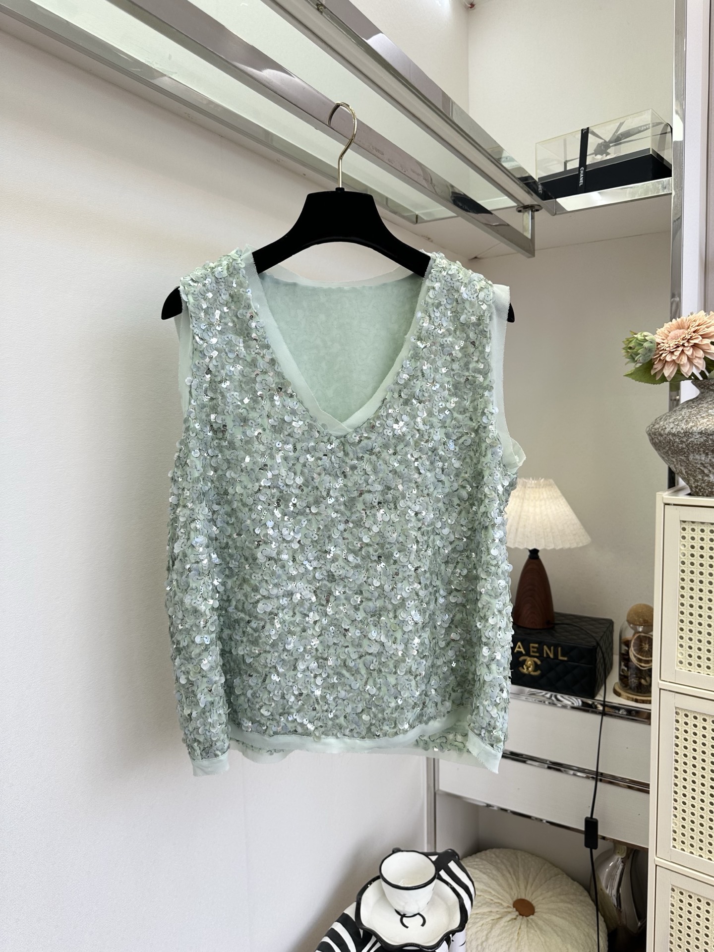 「行走的漂亮是一见钟情」而 「 永恒的喜欢才是考验品质的本身。」 把星光穿在身上，优雅从不喧哗。 SIZ