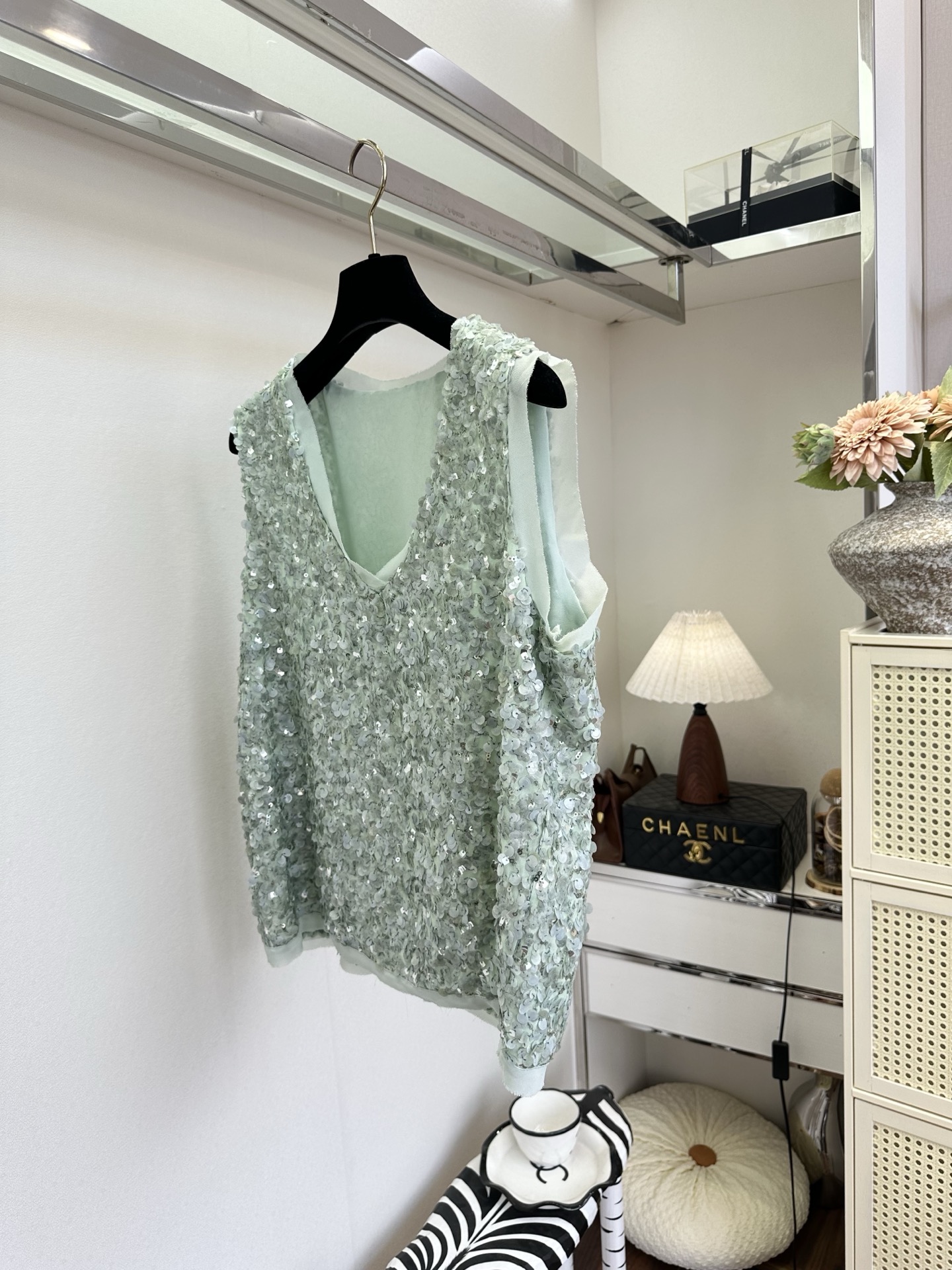 「行走的漂亮是一见钟情」而 「 永恒的喜欢才是考验品质的本身。」 把星光穿在身上，优雅从不喧哗。 SIZ