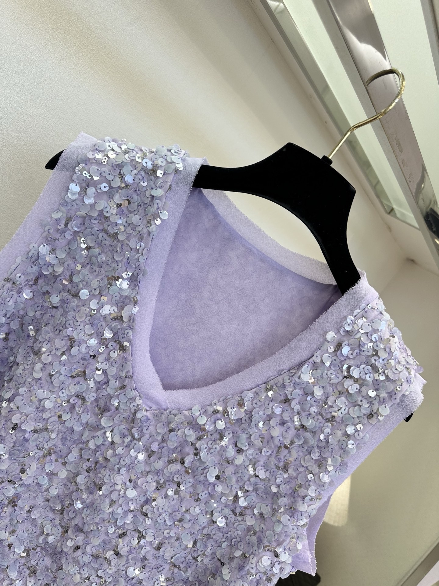 「行走的漂亮是一见钟情」而 「 永恒的喜欢才是考验品质的本身。」 把星光穿在身上，优雅从不喧哗。 SIZ