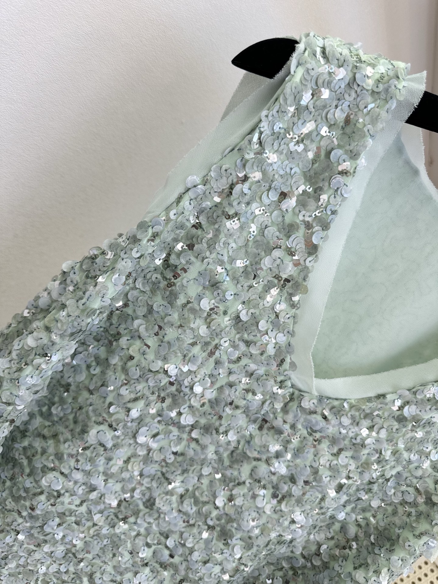 「行走的漂亮是一见钟情」而 「 永恒的喜欢才是考验品质的本身。」 把星光穿在身上，优雅从不喧哗。 SIZ