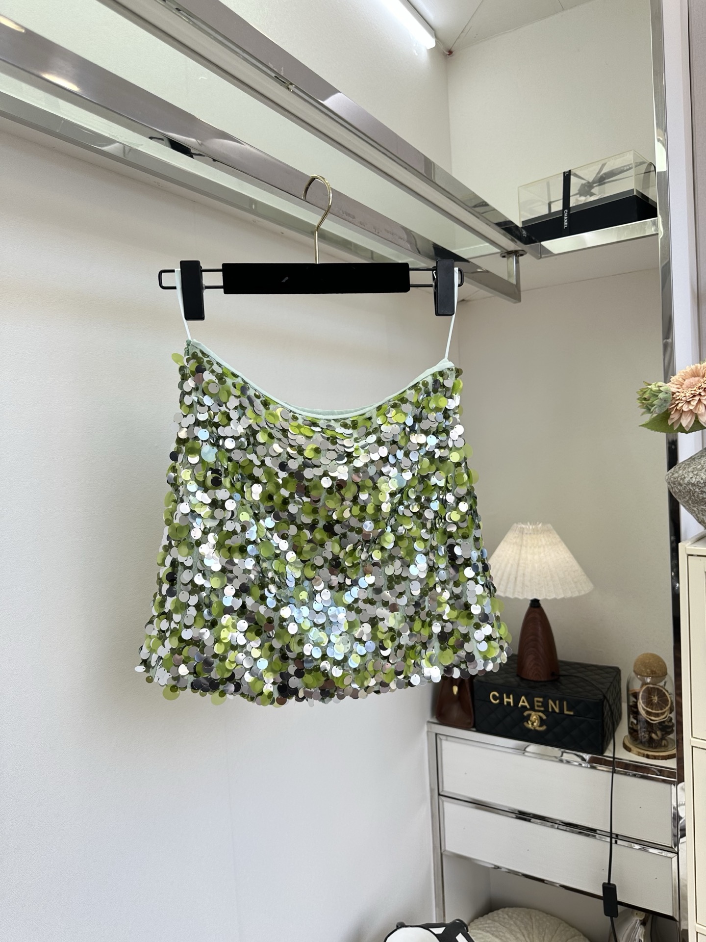 「一条半裙的杀伤力」 「 会让你变的性感又迷人。」 不必刻意夺目，行走间自带流光。 SIZE： S M 