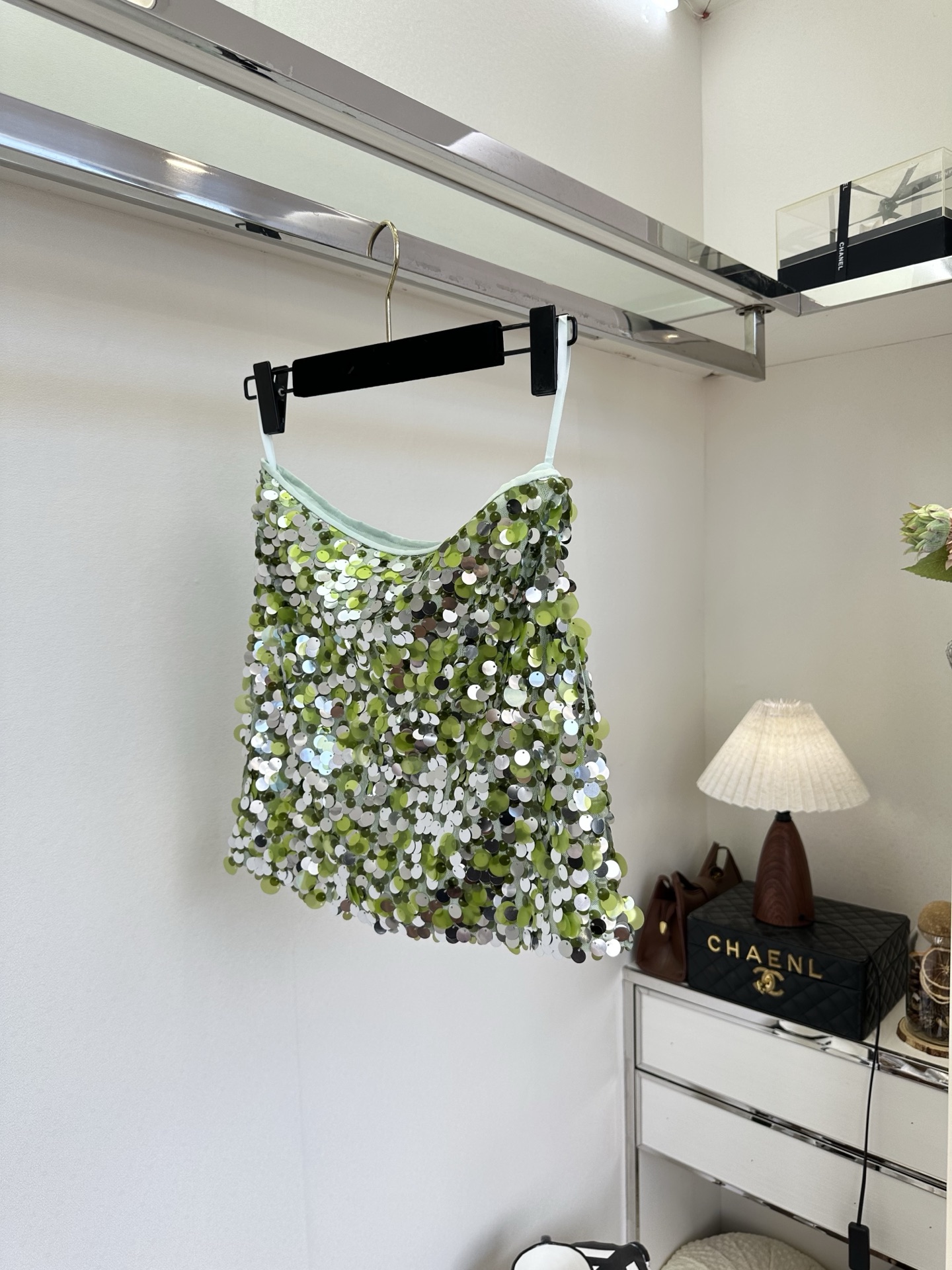 「一条半裙的杀伤力」 「 会让你变的性感又迷人。」 不必刻意夺目，行走间自带流光。 SIZE： S M 