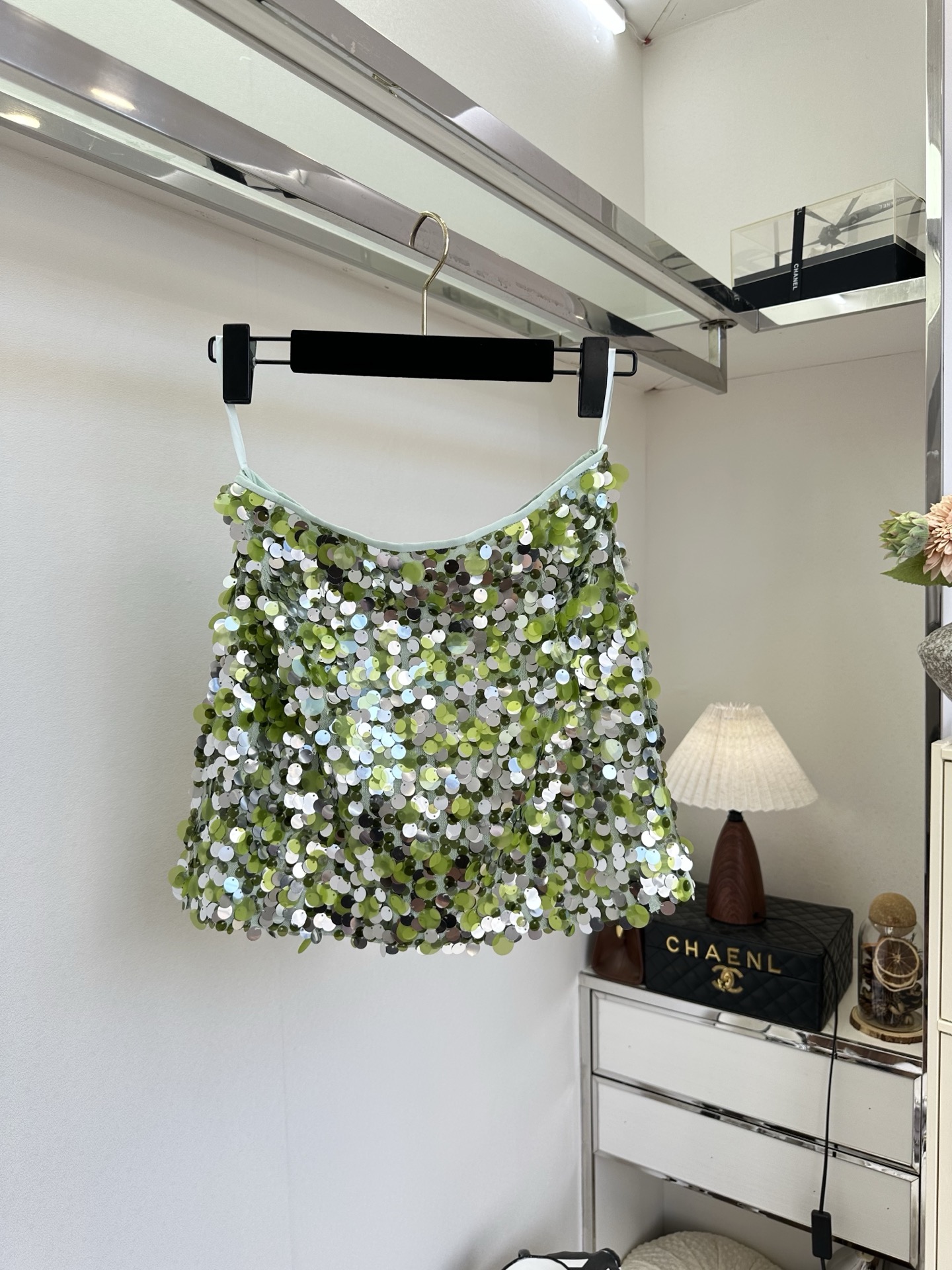 「一条半裙的杀伤力」 「 会让你变的性感又迷人。」 不必刻意夺目，行走间自带流光。 SIZE： S M 