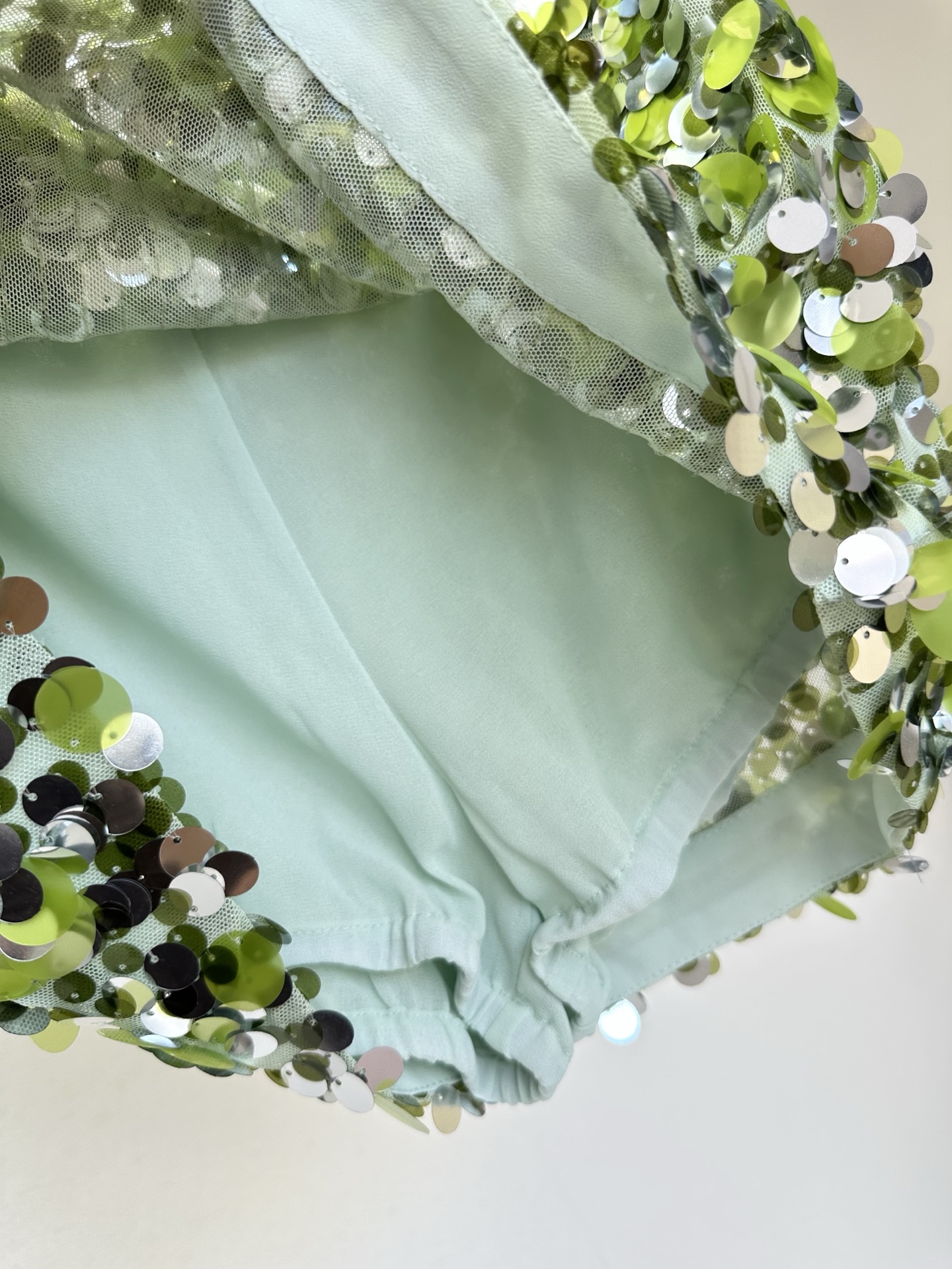 「一条半裙的杀伤力」 「 会让你变的性感又迷人。」 不必刻意夺目，行走间自带流光。 SIZE： S M 