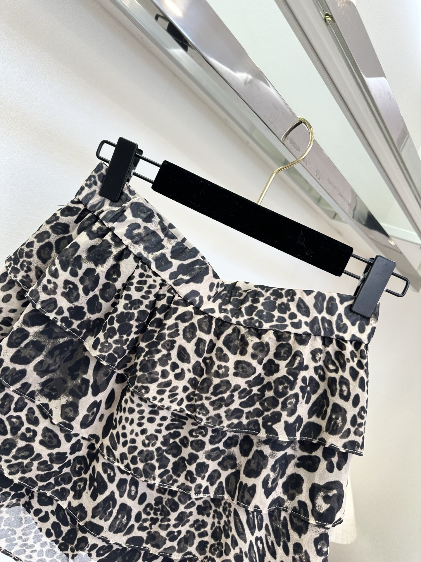 「时而高级 时而性感」 「 就许你耀眼。」 娇野的豹纹图案，碰撞上进口的真丝面料 就很顶 SIZE： S