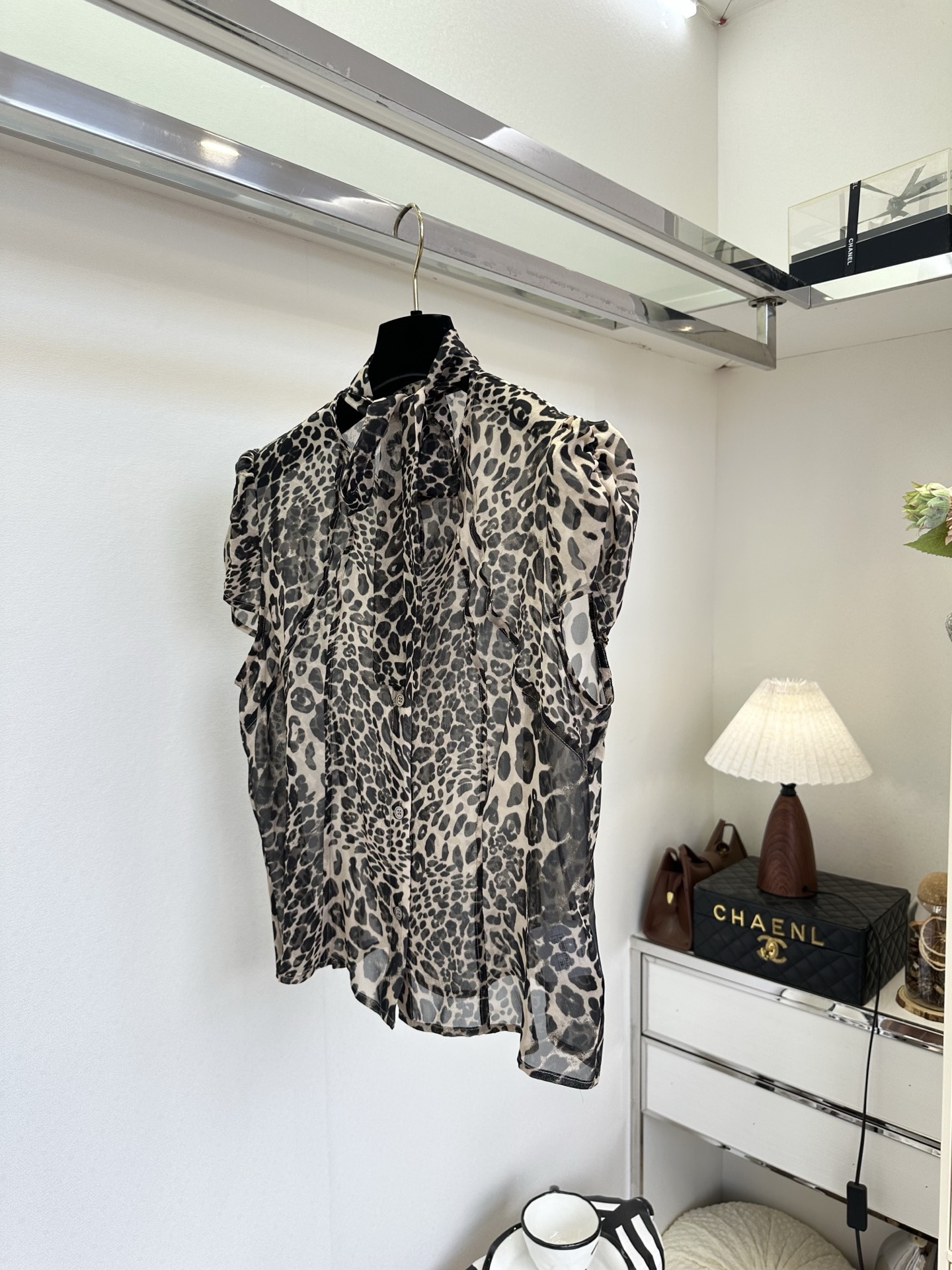 「时而高级 时而性感」 「 就许你耀眼。」 娇野的豹纹图案，碰撞上进口的真丝面料 就很顶 SIZE： S