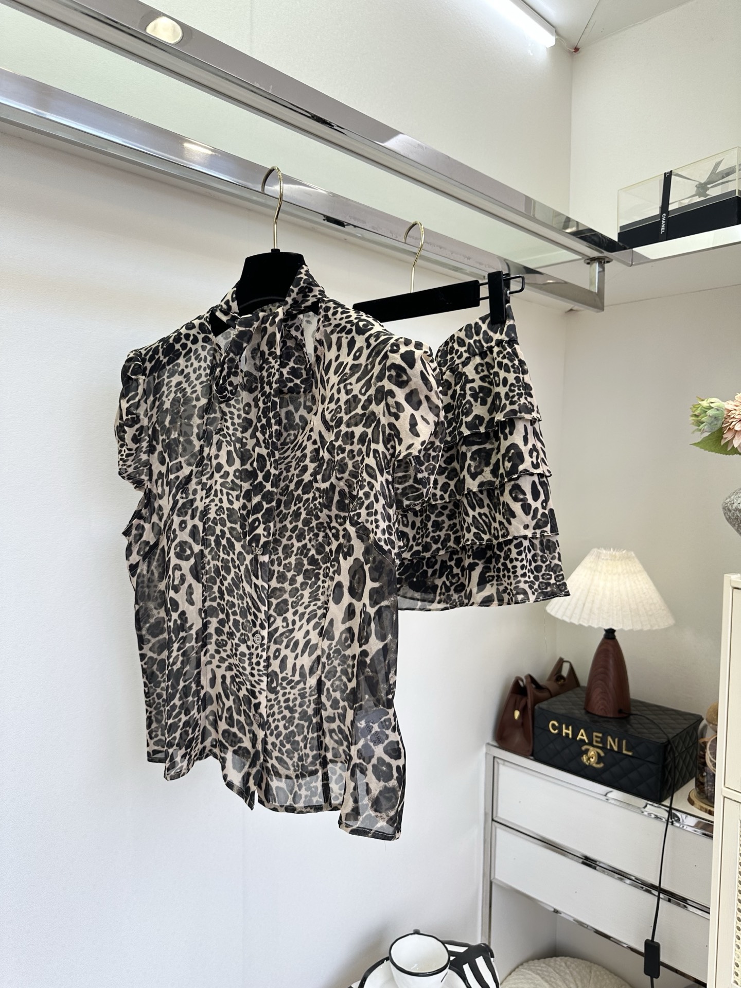 「时而高级 时而性感」 「 就许你耀眼。」 娇野的豹纹图案，碰撞上进口的真丝面料 就很顶 SIZE： S