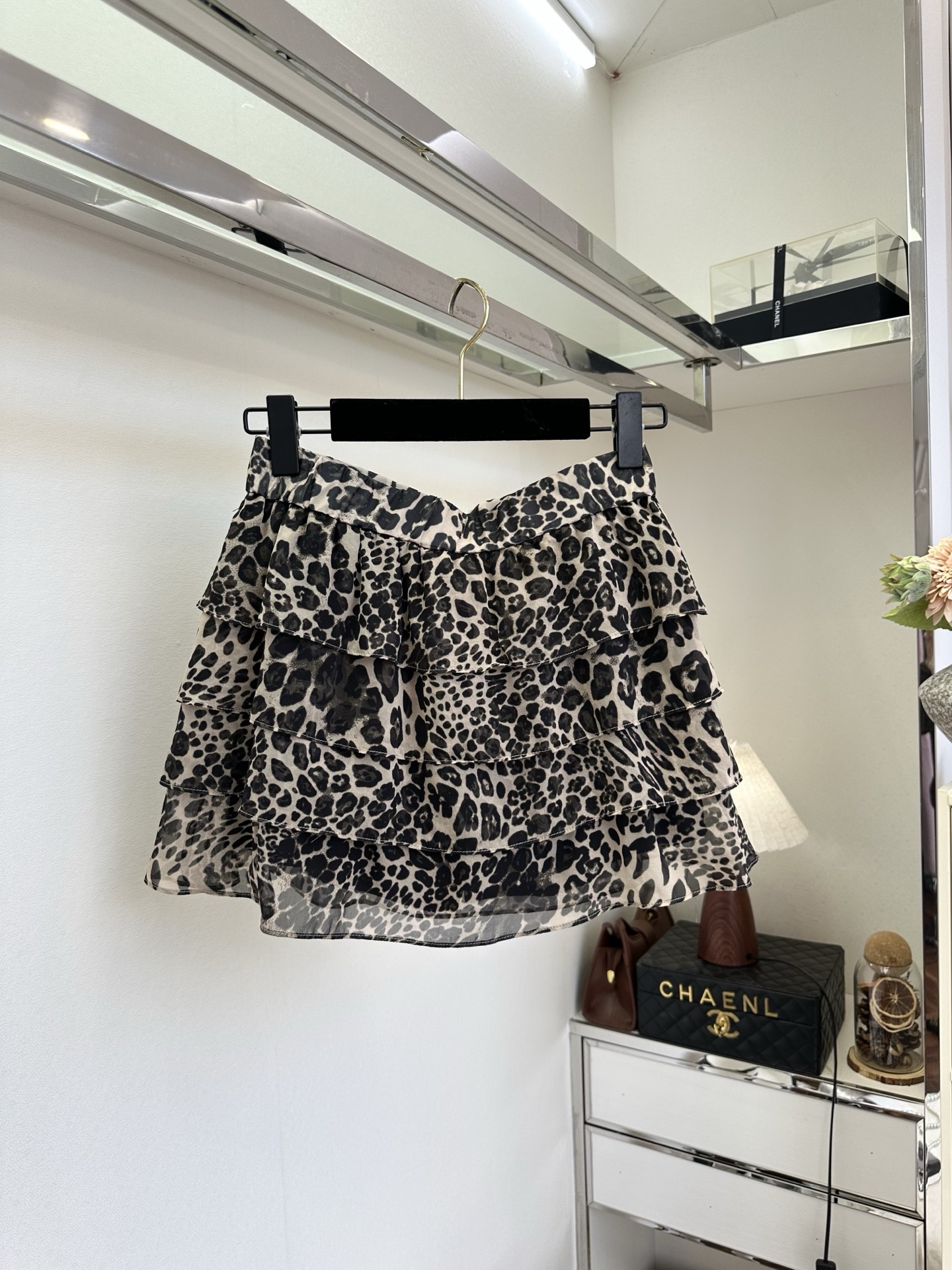 「时而高级 时而性感」 「 就许你耀眼。」 娇野的豹纹图案，碰撞上进口的真丝面料 就很顶 SIZE： S