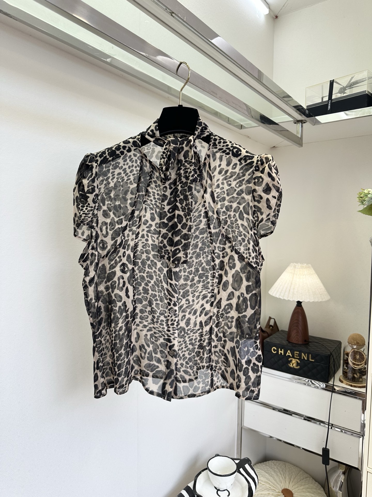 「时而高级 时而性感」 「 就许你耀眼。」 娇野的豹纹图案，碰撞上进口的真丝面料 就很顶 SIZE： S