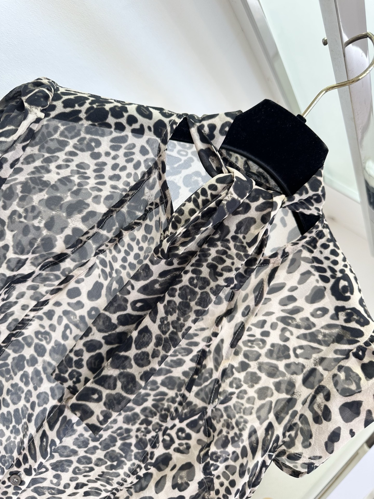 「时而高级 时而性感」 「 就许你耀眼。」 娇野的豹纹图案，碰撞上进口的真丝面料 就很顶 SIZE： S