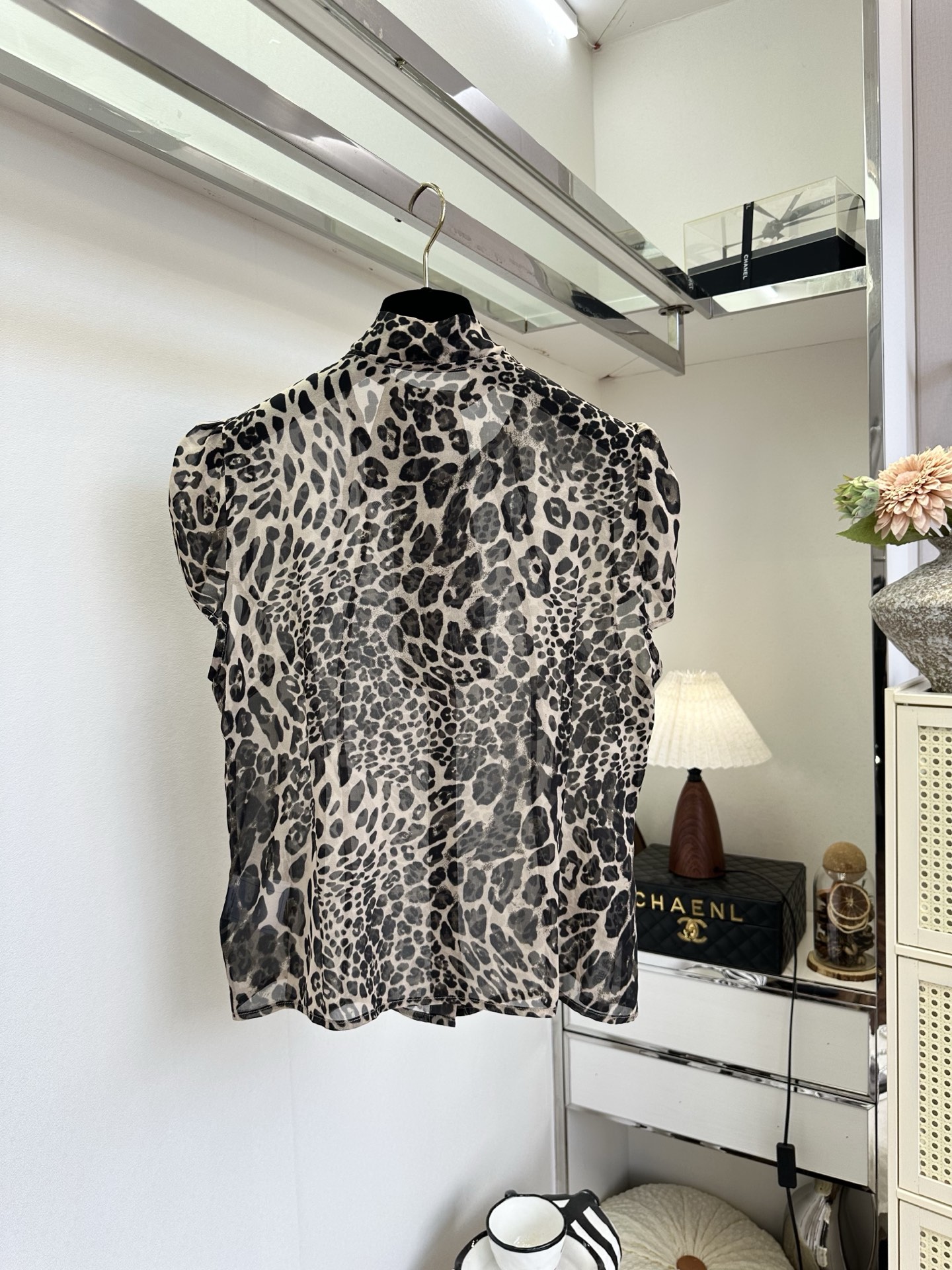 「时而高级 时而性感」 「 就许你耀眼。」 娇野的豹纹图案，碰撞上进口的真丝面料 就很顶 SIZE： S