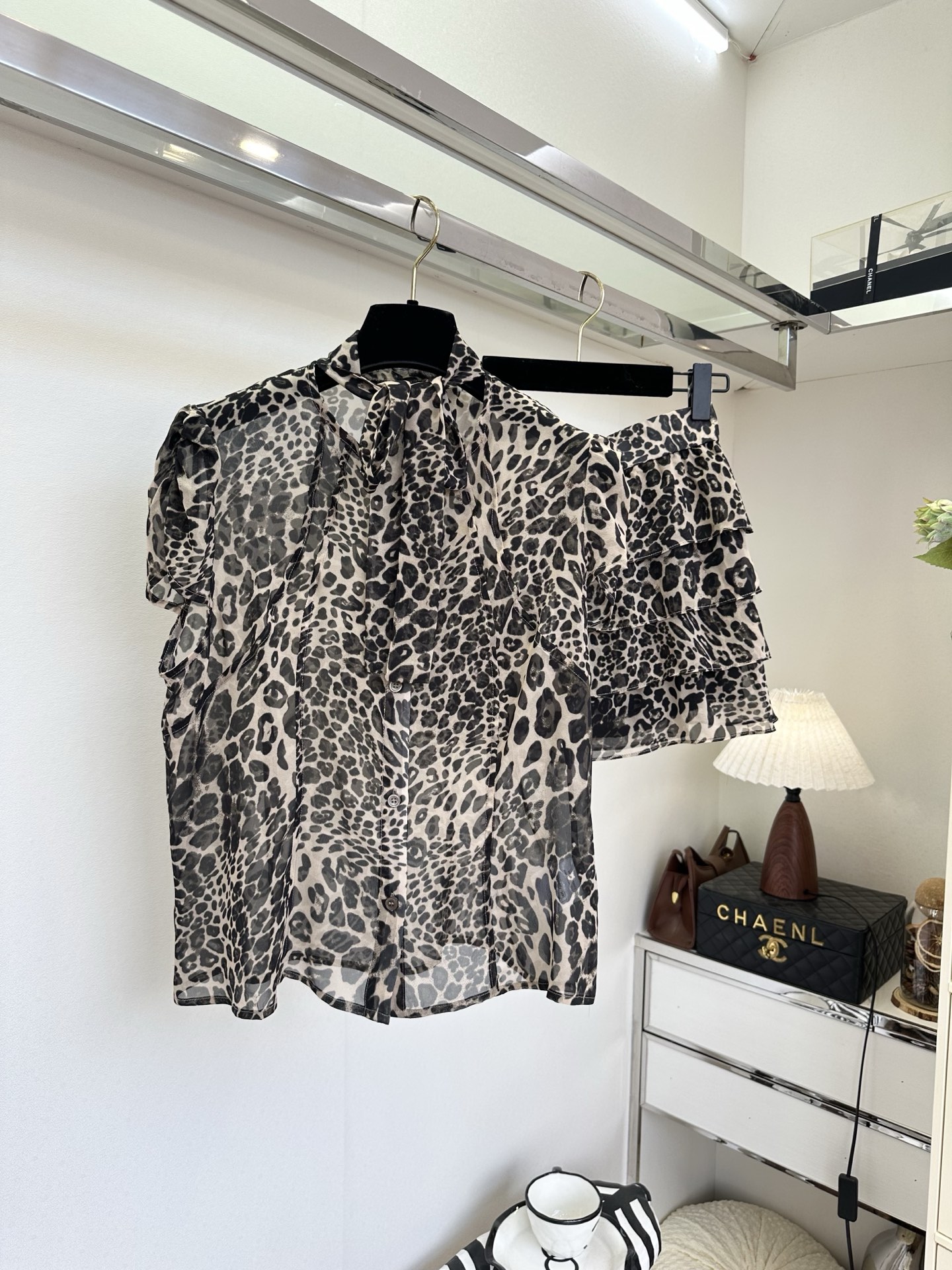 「时而高级 时而性感」 「 就许你耀眼。」 娇野的豹纹图案，碰撞上进口的真丝面料 就很顶 SIZE： S