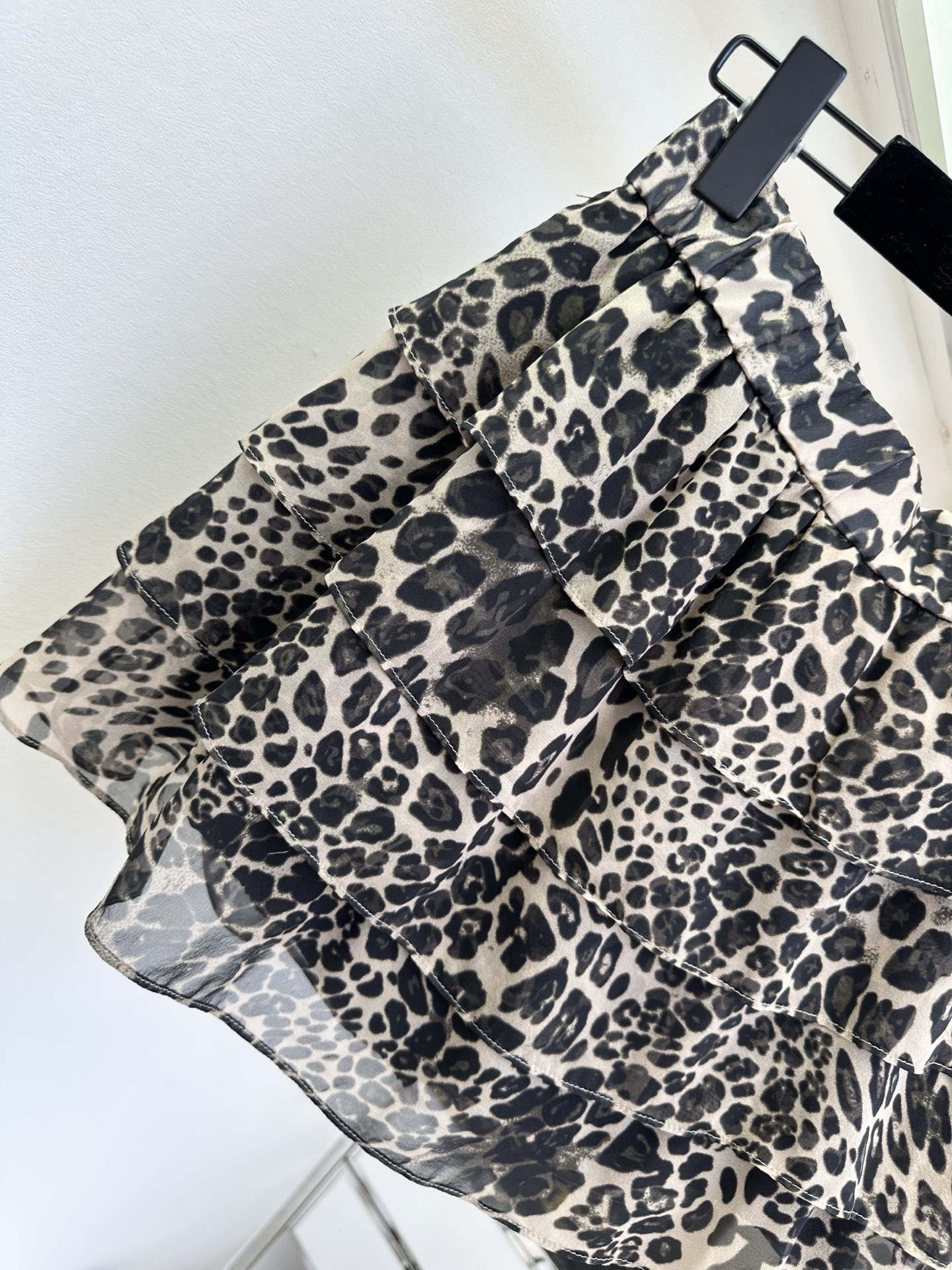 「时而高级 时而性感」 「 就许你耀眼。」 娇野的豹纹图案，碰撞上进口的真丝面料 就很顶 SIZE： S