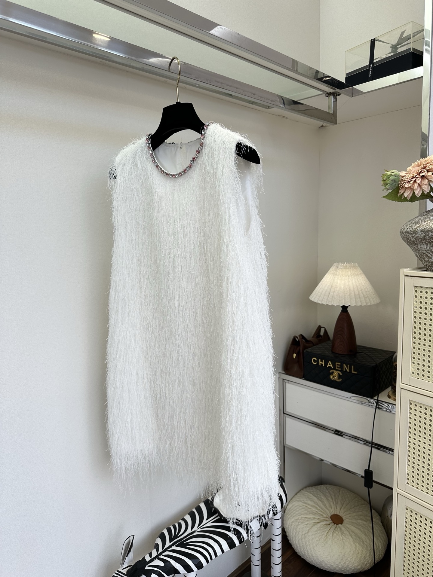 「踩起高跟鞋的自信与大方」 「 那里少的了 一条优雅又独特的连衣裙。」 轻垂的流苏 随着每一步的步伐 摇