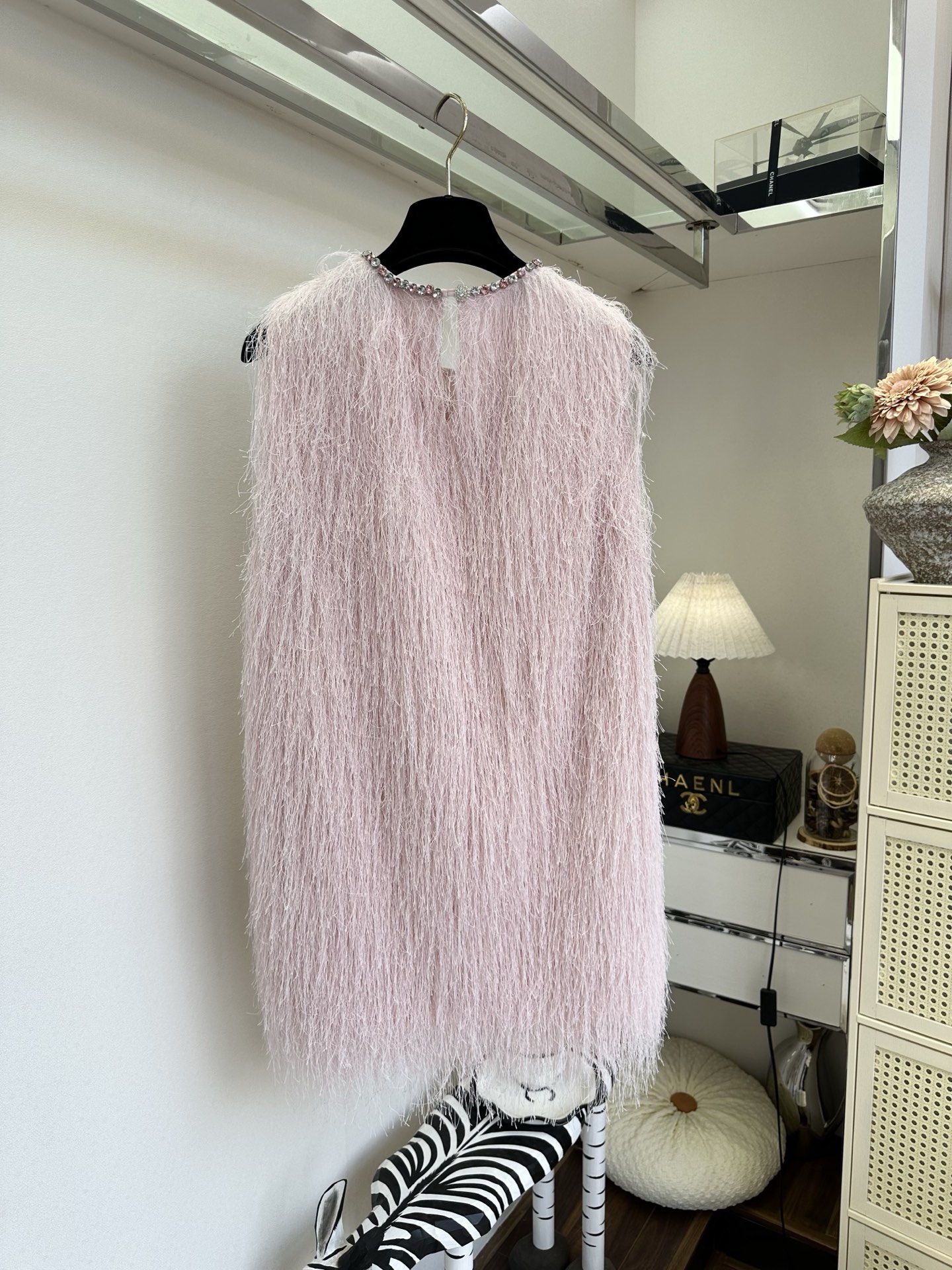 「踩起高跟鞋的自信与大方」 「 那里少的了 一条优雅又独特的连衣裙。」 轻垂的流苏 随着每一步的步伐 摇