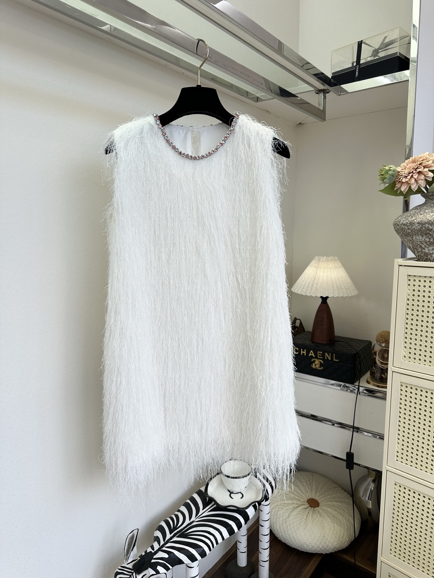 「踩起高跟鞋的自信与大方」 「 那里少的了 一条优雅又独特的连衣裙。」 轻垂的流苏 随着每一步的步伐 摇