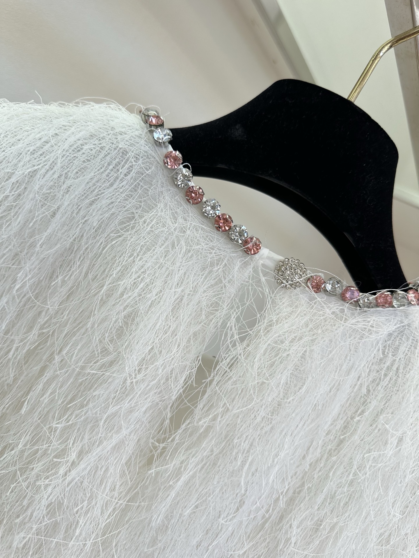 「踩起高跟鞋的自信与大方」 「 那里少的了 一条优雅又独特的连衣裙。」 轻垂的流苏 随着每一步的步伐 摇