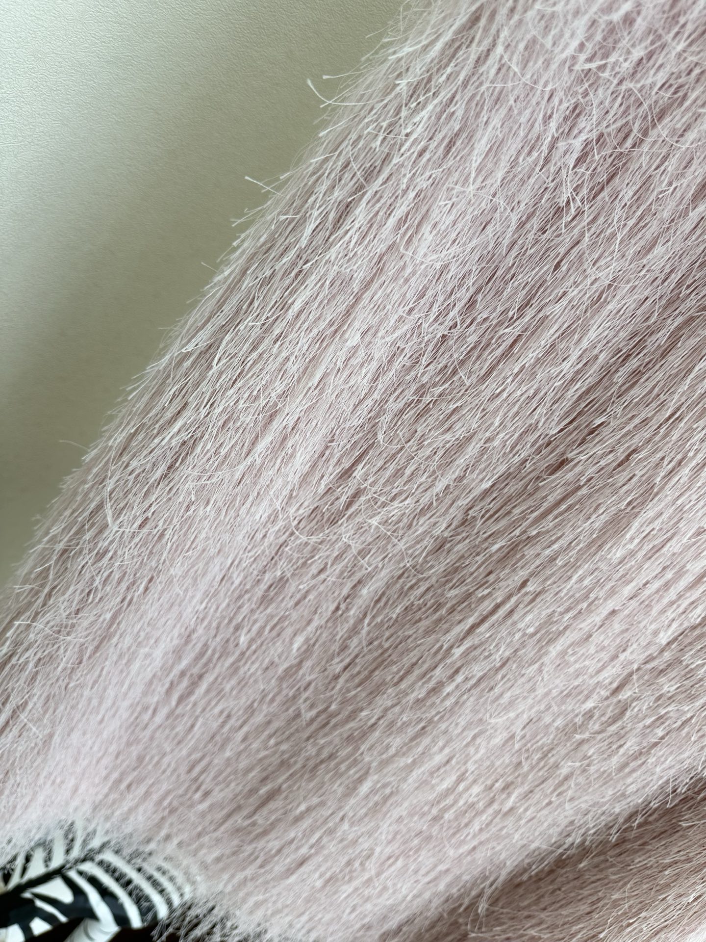 「踩起高跟鞋的自信与大方」 「 那里少的了 一条优雅又独特的连衣裙。」 轻垂的流苏 随着每一步的步伐 摇