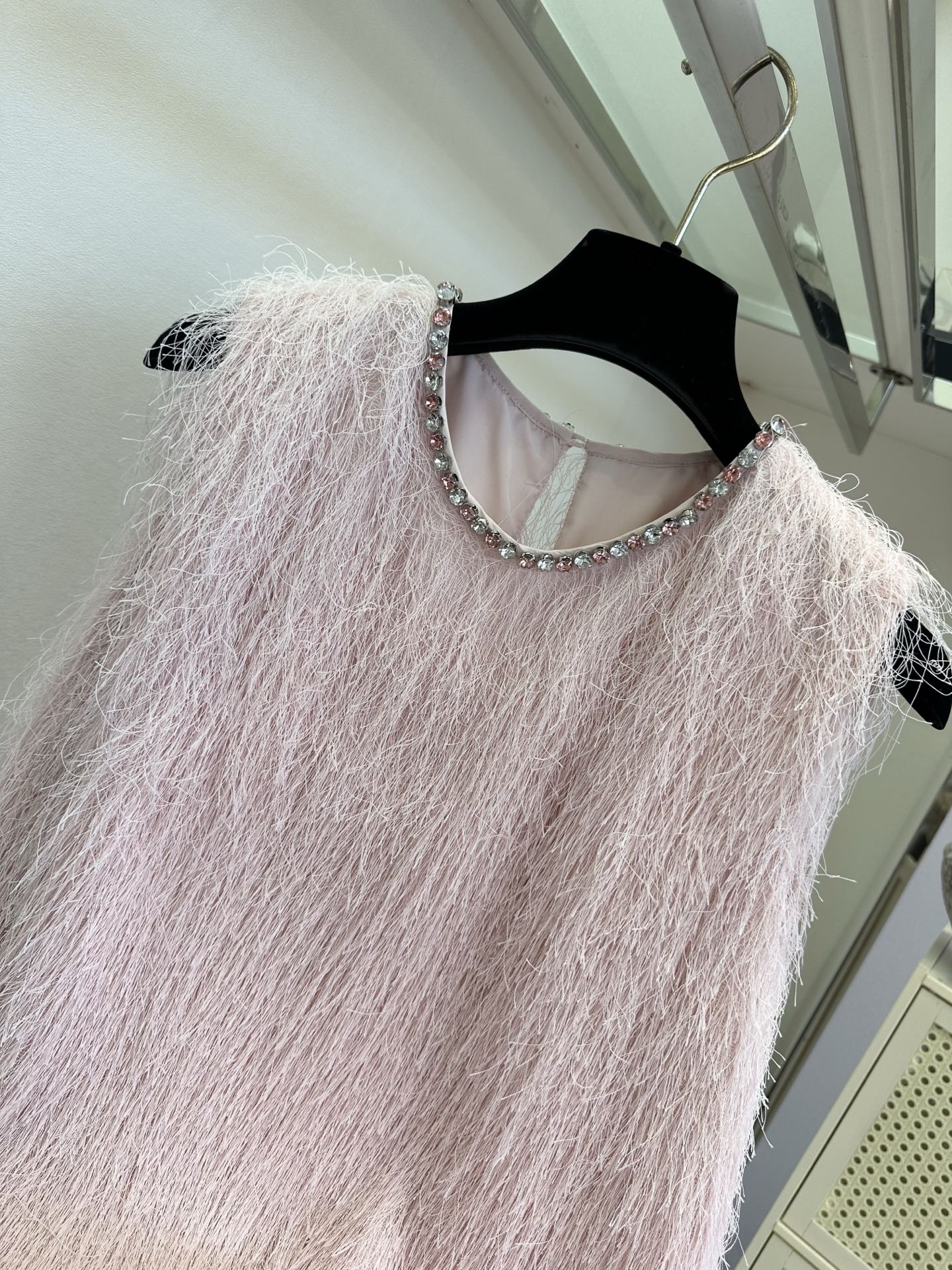 「踩起高跟鞋的自信与大方」 「 那里少的了 一条优雅又独特的连衣裙。」 轻垂的流苏 随着每一步的步伐 摇