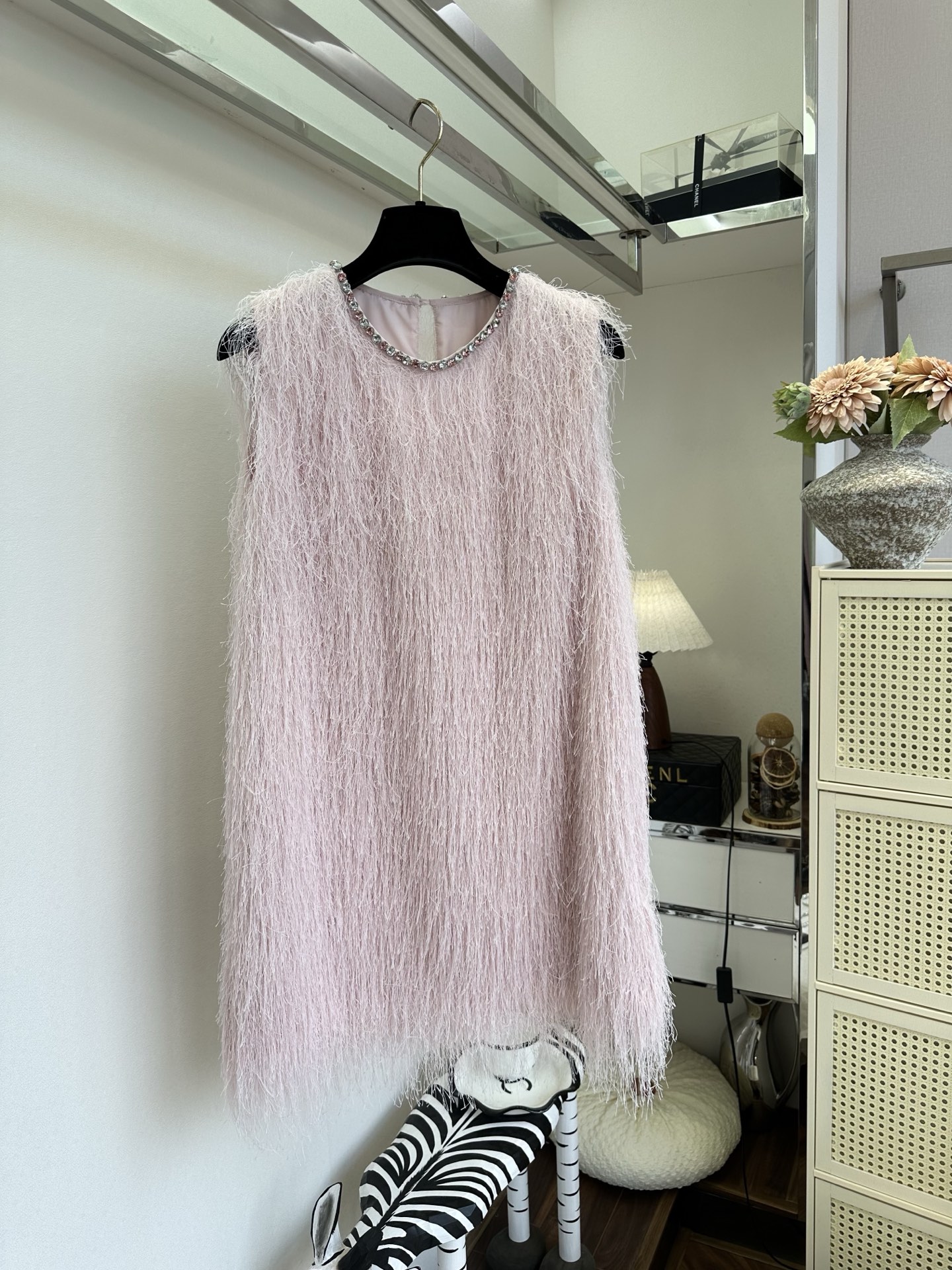 「踩起高跟鞋的自信与大方」 「 那里少的了 一条优雅又独特的连衣裙。」 轻垂的流苏 随着每一步的步伐 摇