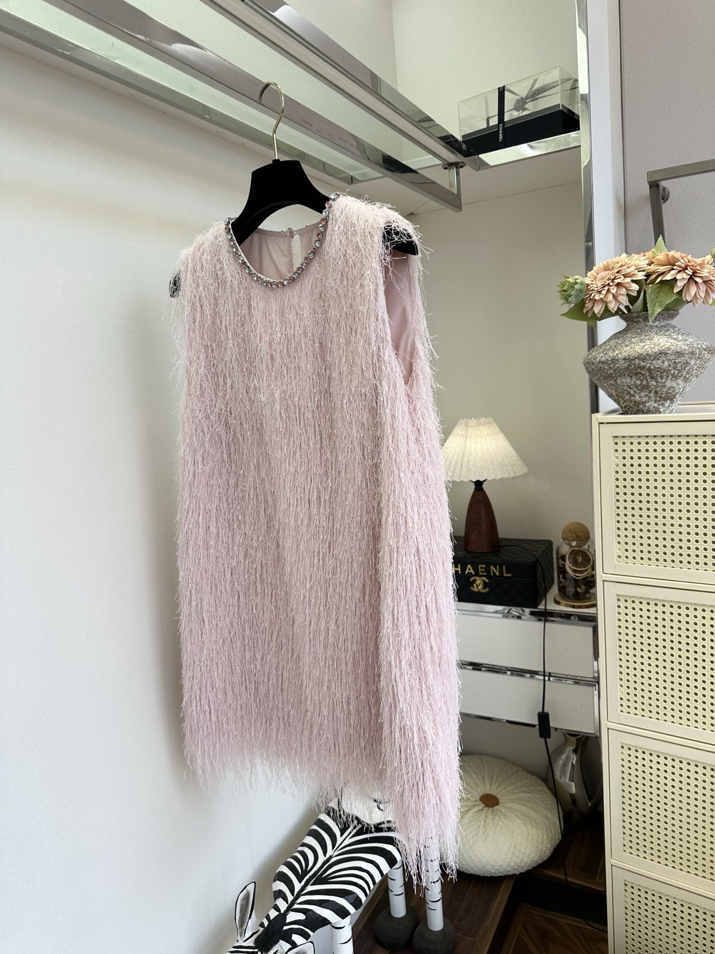 「踩起高跟鞋的自信与大方」 「 那里少的了 一条优雅又独特的连衣裙。」 轻垂的流苏 随着每一步的步伐 摇