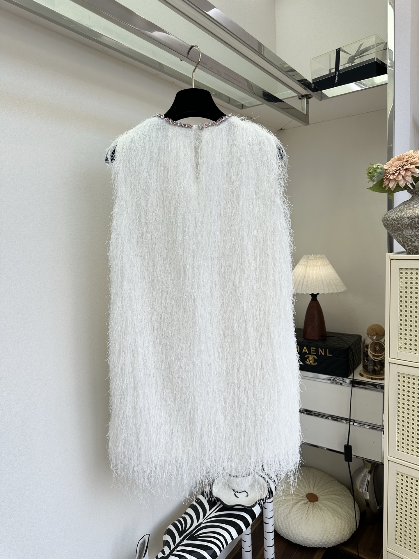 「踩起高跟鞋的自信与大方」 「 那里少的了 一条优雅又独特的连衣裙。」 轻垂的流苏 随着每一步的步伐 摇