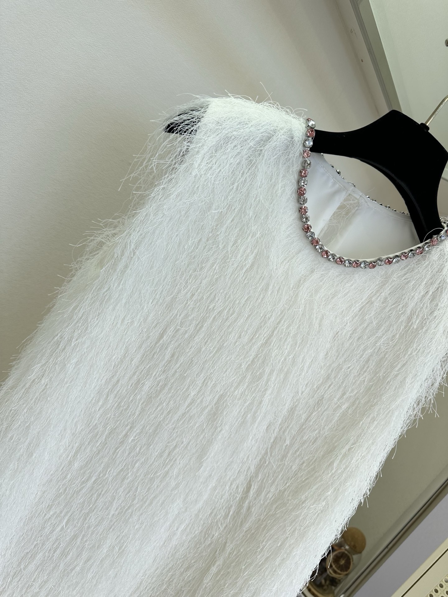 「踩起高跟鞋的自信与大方」 「 那里少的了 一条优雅又独特的连衣裙。」 轻垂的流苏 随着每一步的步伐 摇