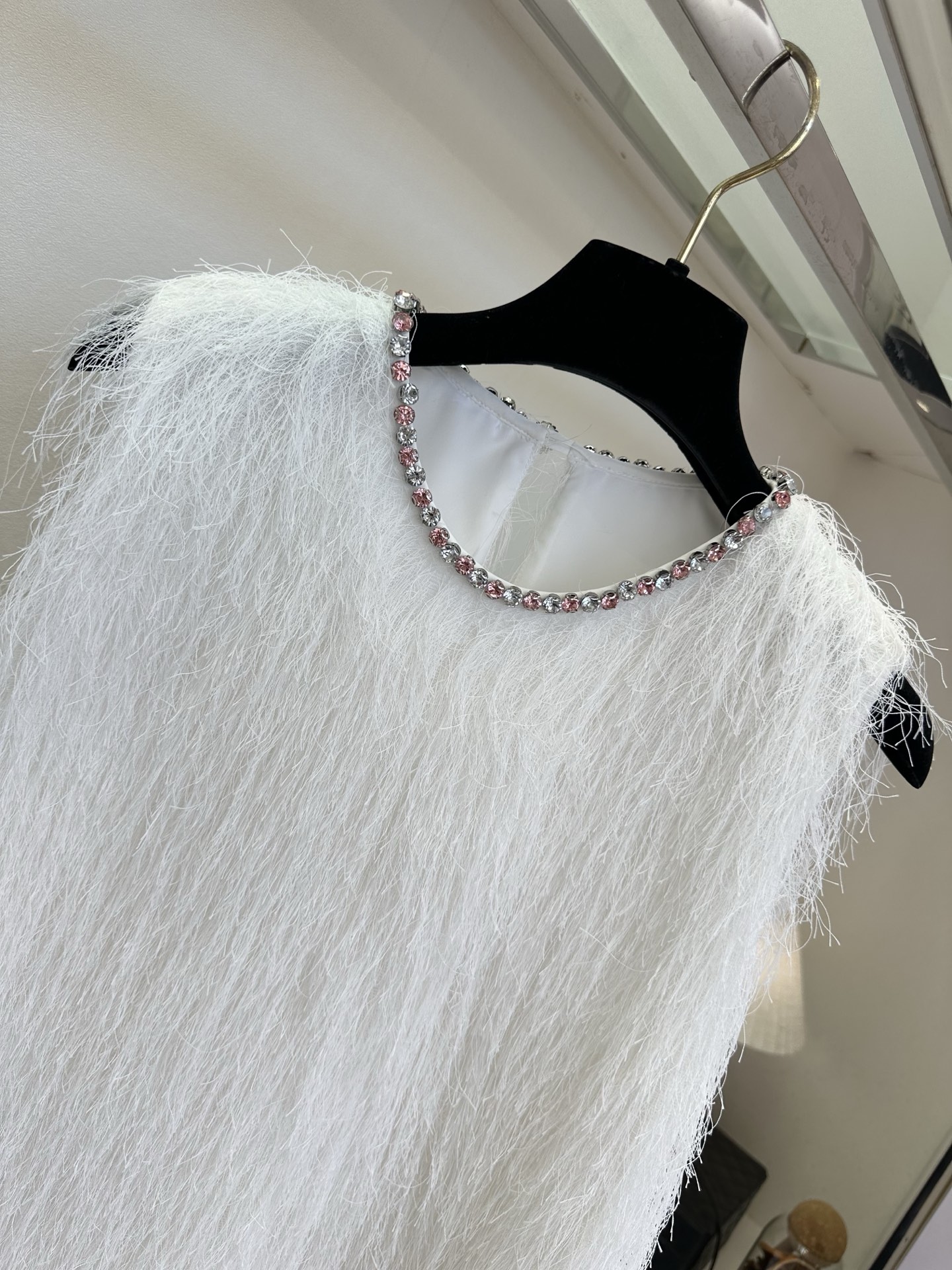 「踩起高跟鞋的自信与大方」 「 那里少的了 一条优雅又独特的连衣裙。」 轻垂的流苏 随着每一步的步伐 摇