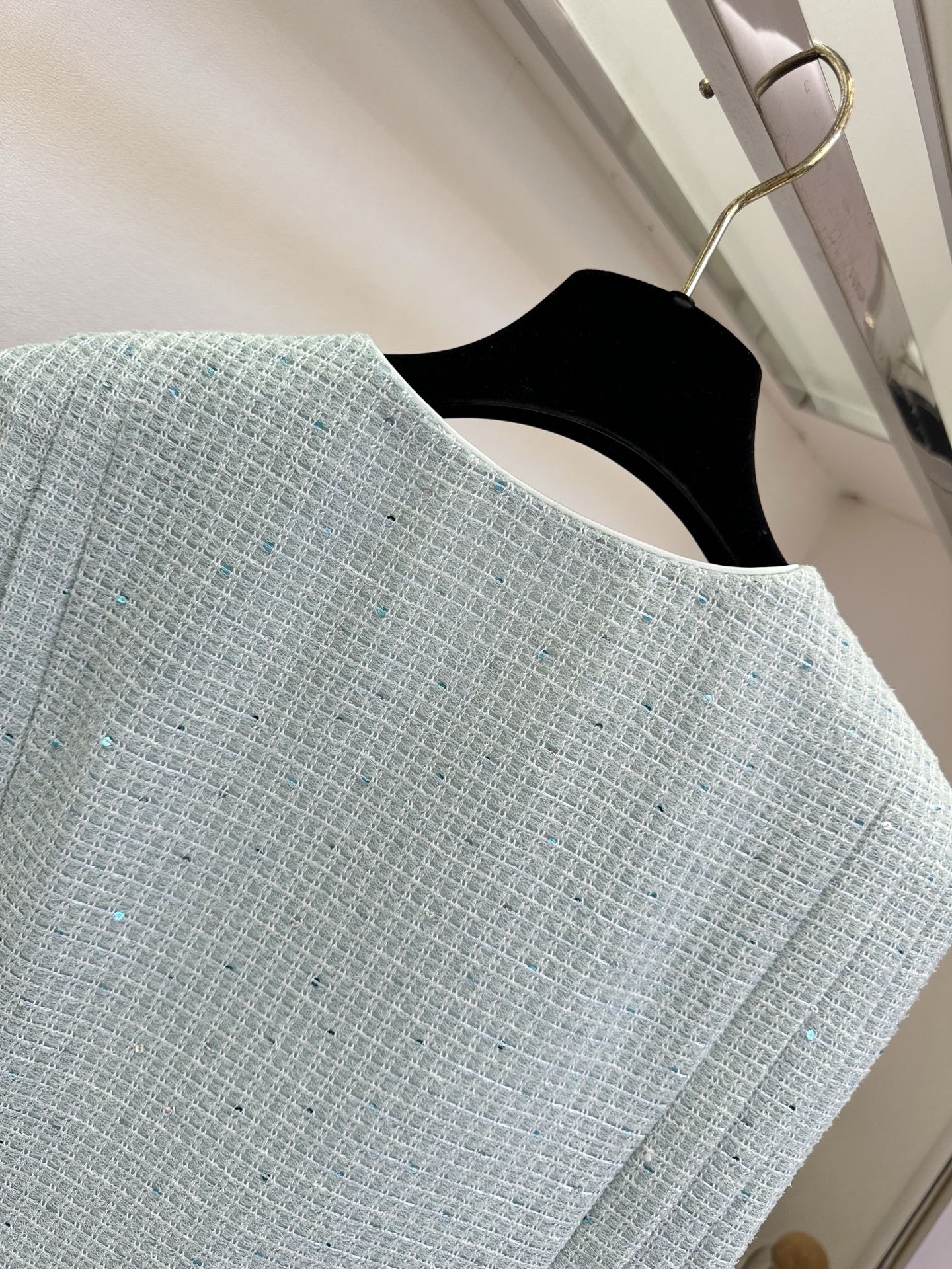 「名媛气质优雅又大方」 「 任何一点都能是加分项。」 无敌轻薄的粗纺纹理肌感 马甲 松弛里面又多了一些优