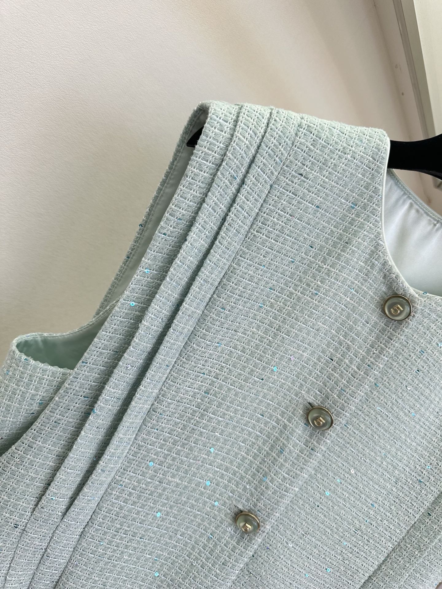 「名媛气质优雅又大方」 「 任何一点都能是加分项。」 无敌轻薄的粗纺纹理肌感 马甲 松弛里面又多了一些优